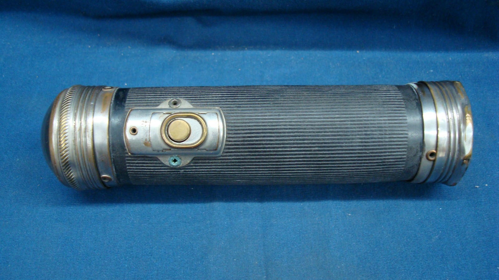 Vintage Winchester 2 Cell Flashlight Bull\'s Eye Lens Corrugated Fiber Case 7\