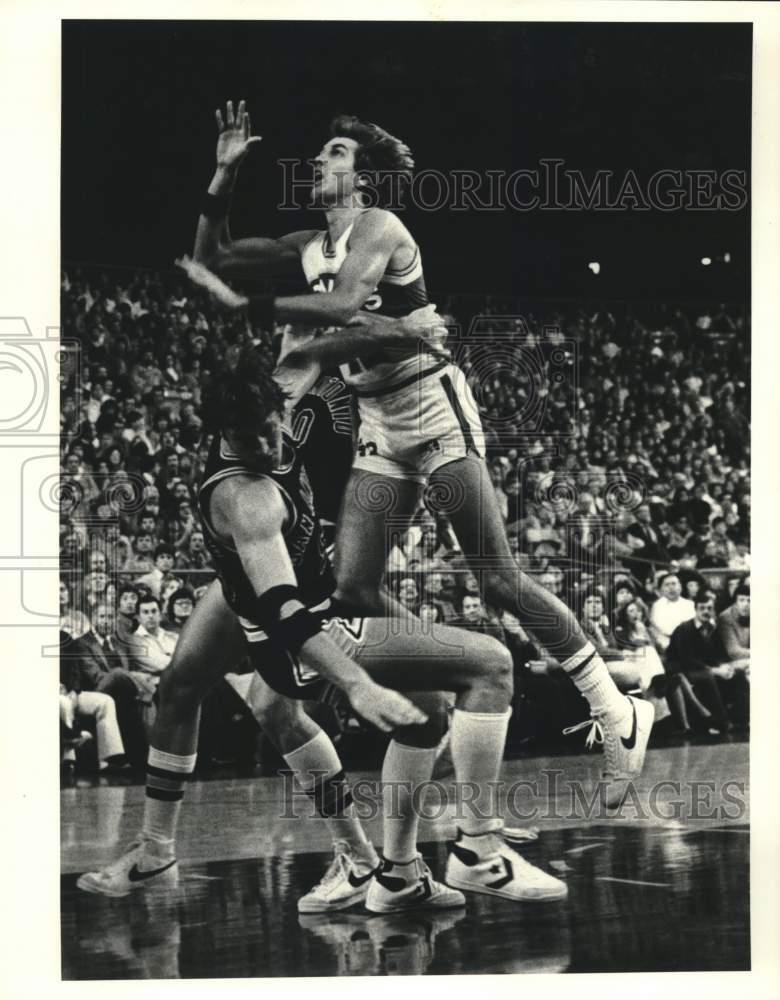 1987 Press Photo Seattle's Wally Walker Collides With Spurs' Mark Olberding