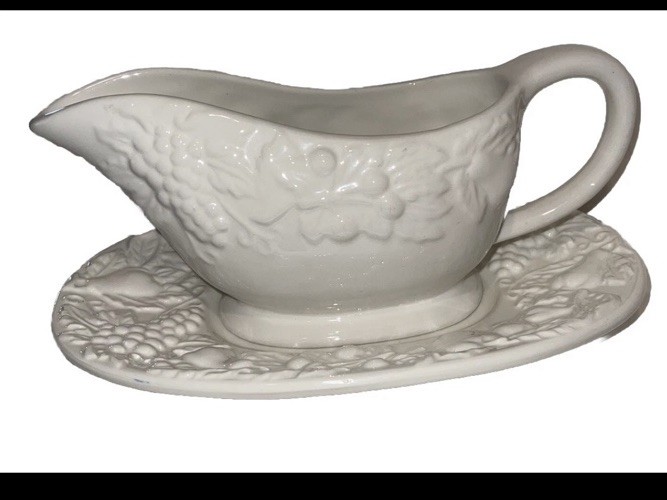 Oneida Gravy Sauce Boat Server w/ Under Plate Large White Embossed Fruit Design Oneida Gravy Sauce Boat Server w/ Under Plate Large White Embossed Fruit Design