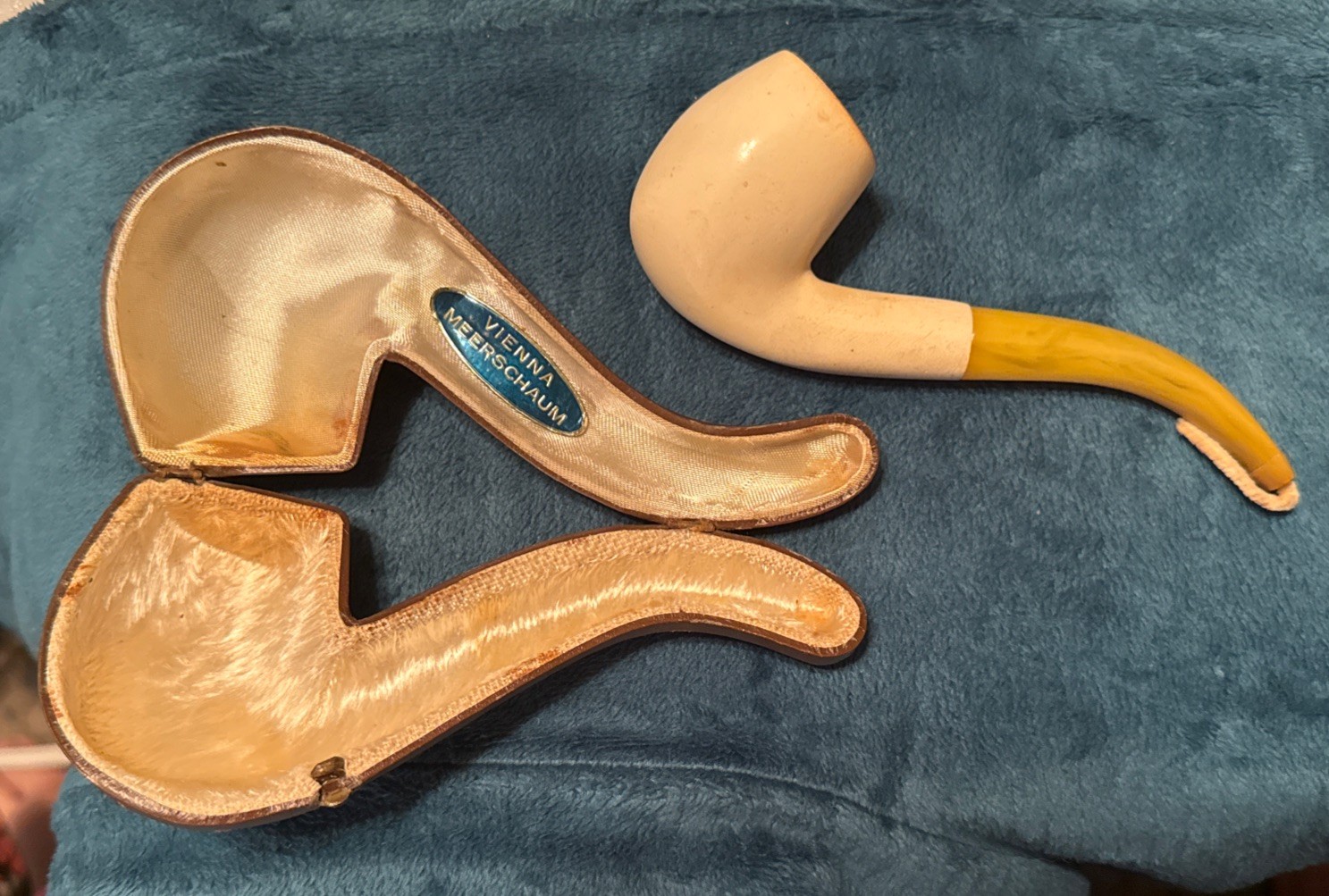 Vintage Vienna Meerschaum Hand Carved Estate Pipe with original CASE