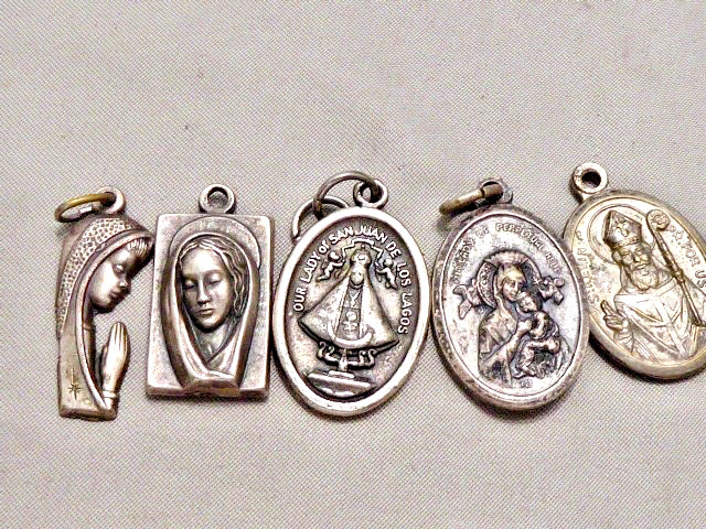 5 VINTAGE CATHOLIC RELIGIOUS MEDALS . MARY, NOT STERLING,SEE PICTURES 5 VINTAGE CATHOLIC RELIGIOUS MEDALS . MARY, NOT STERLING,SEE PICTURES