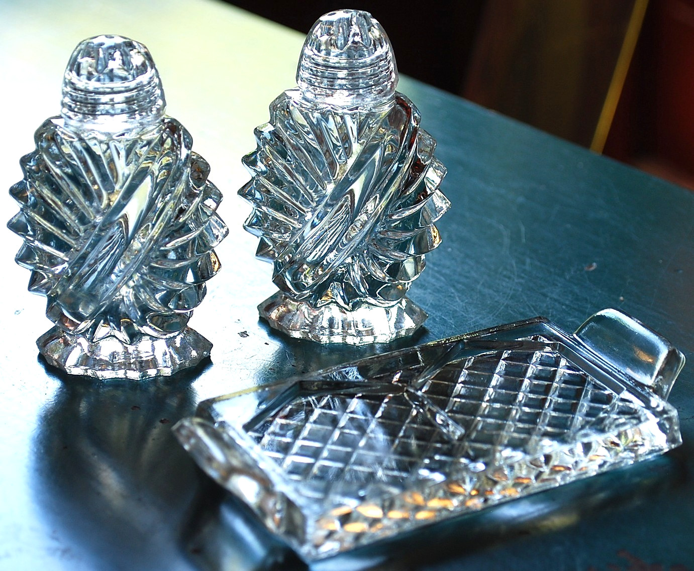 Vtg Set Pressed Depression Glass SALT & PEPPER SHAKERS Glass Lids w/Undertray