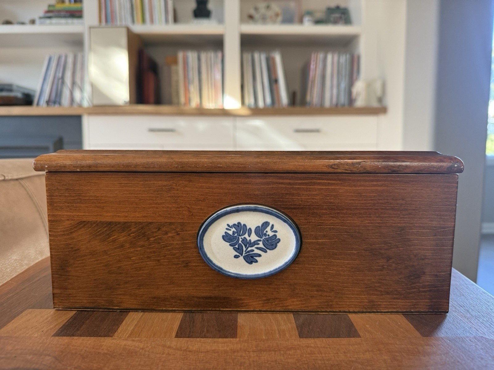 Vintage Pfaltzgraff Yorktowne Wooden Recipe Box Blue White Floral Ceramic Inlay