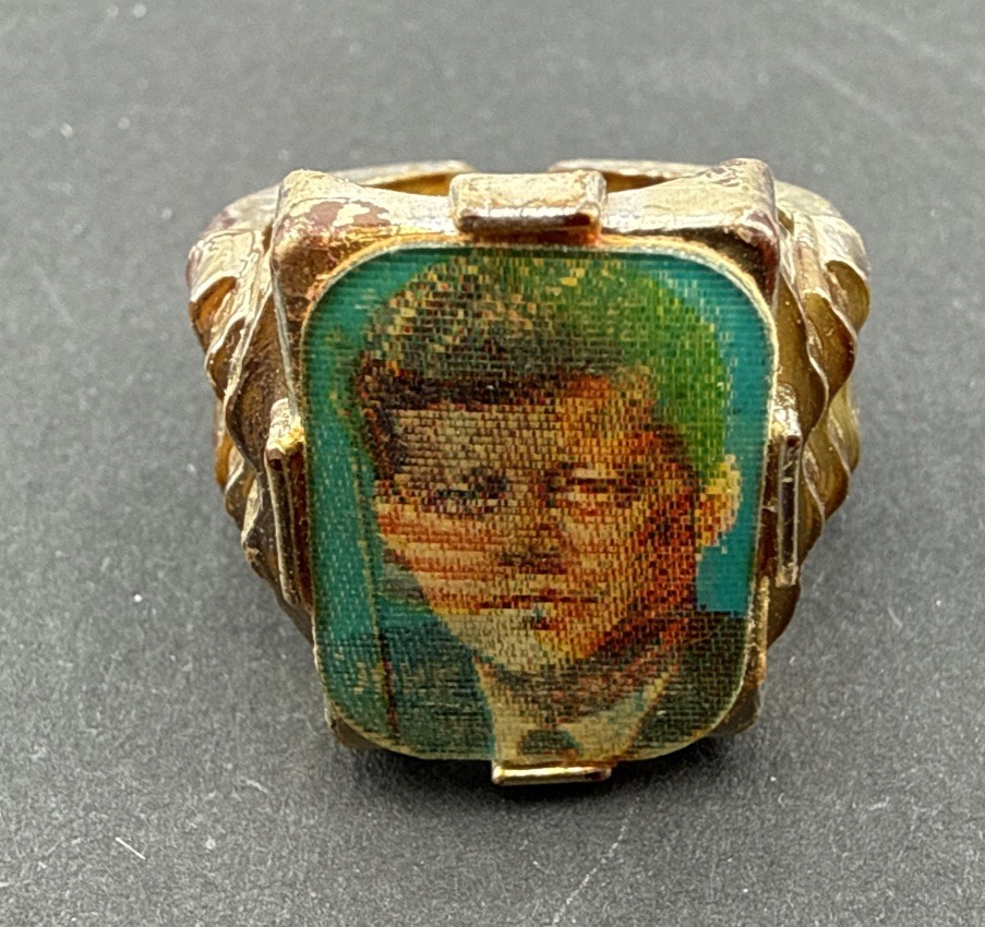 Vintage 1960’s John F Kennedy JFK 35th President Plastic Lenticular Flicker Ring