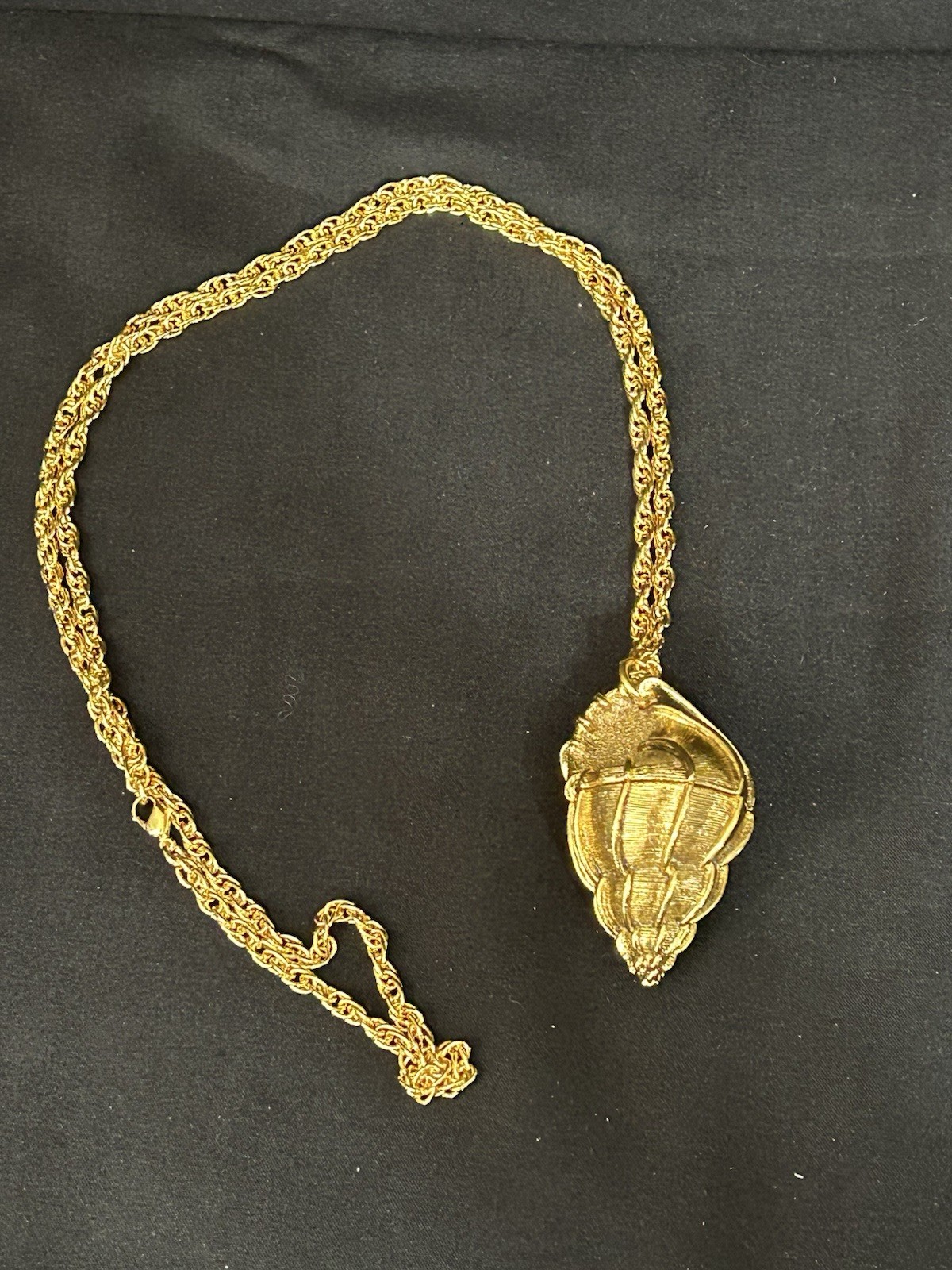 Estée Lauder 2007 Leaf Solid Perfume Compact Pendant Necklace Gold Tone Empty
