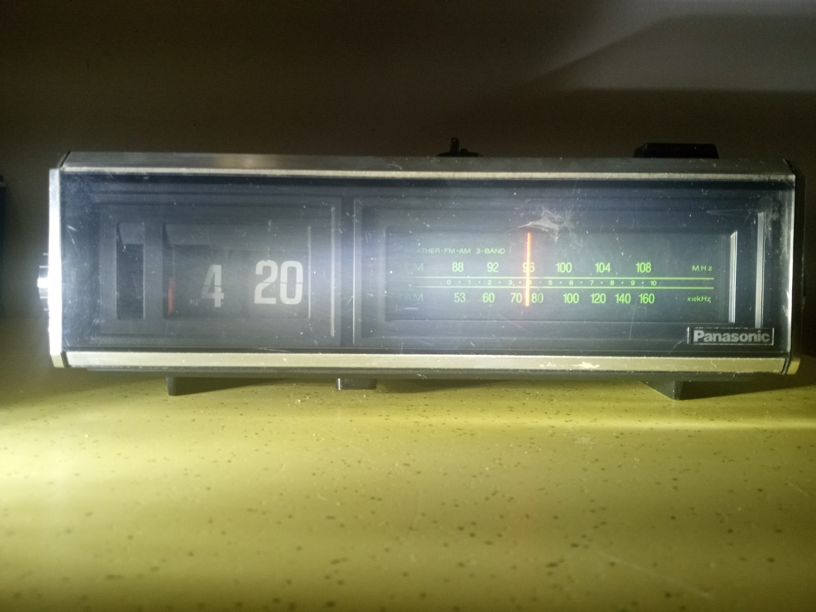 Vintage 1970s Panasonic Lighted Flip Clock Radio AM FM Weather RC6354 Woodgrain