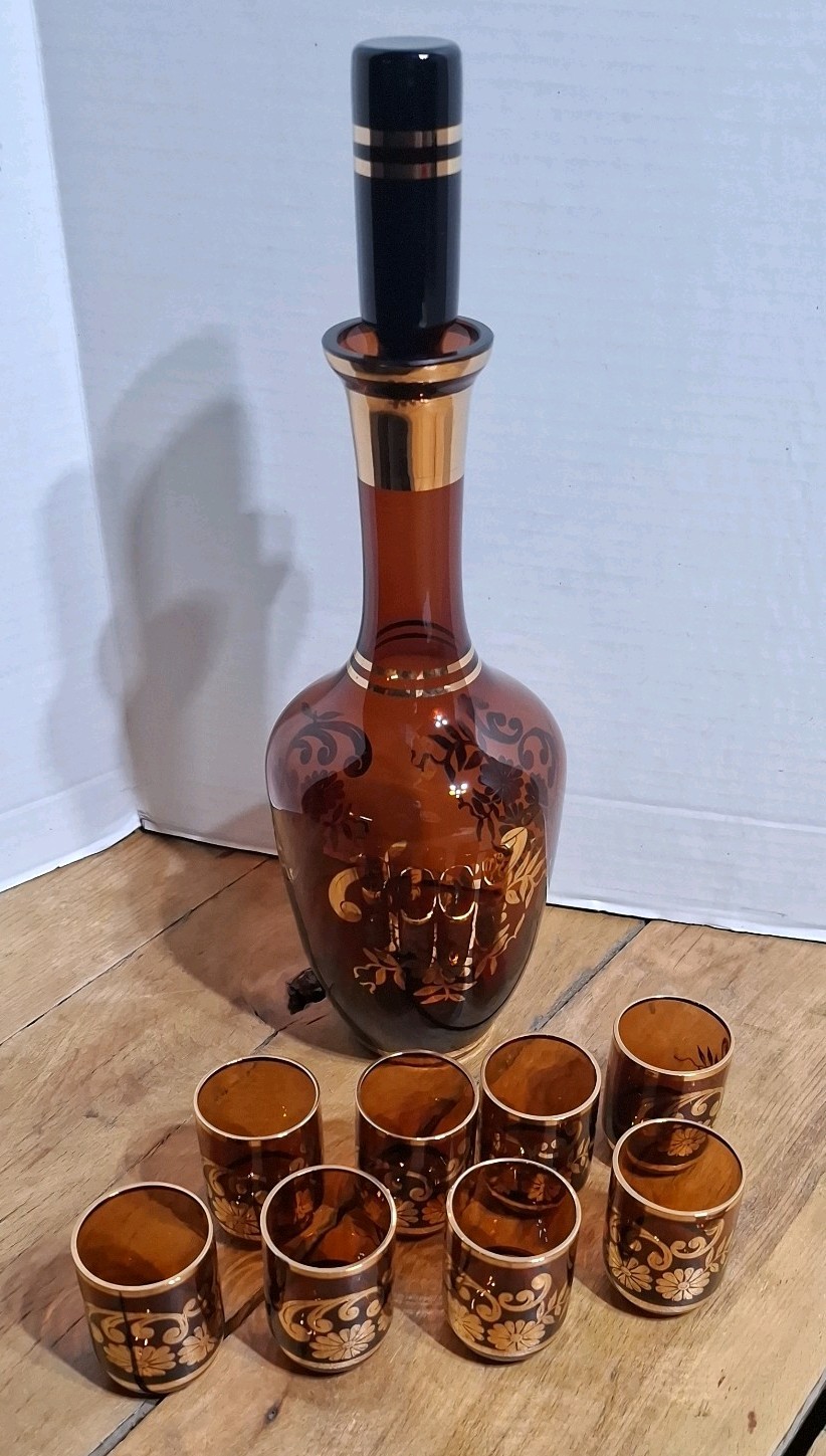 Vintage 70\'s Glass decanter with Gold Floral Design 8 Shot Glasses Vintage 70\'s Glass decanter with Gold Floral Design 8 Shot Glasses