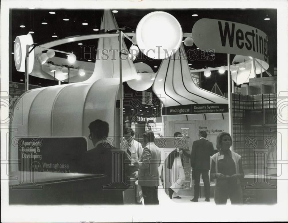 1973 Press Photo Visitors check the Westinghouse booth at apartment exposition