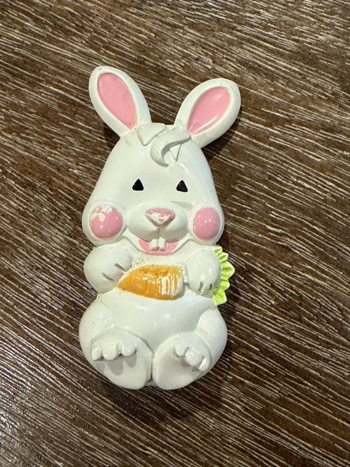 AVON FRAGRANCE GLACE EASTER FUNNY BUNNY RABBIT PLASTIC PIN VINTAGE 1973