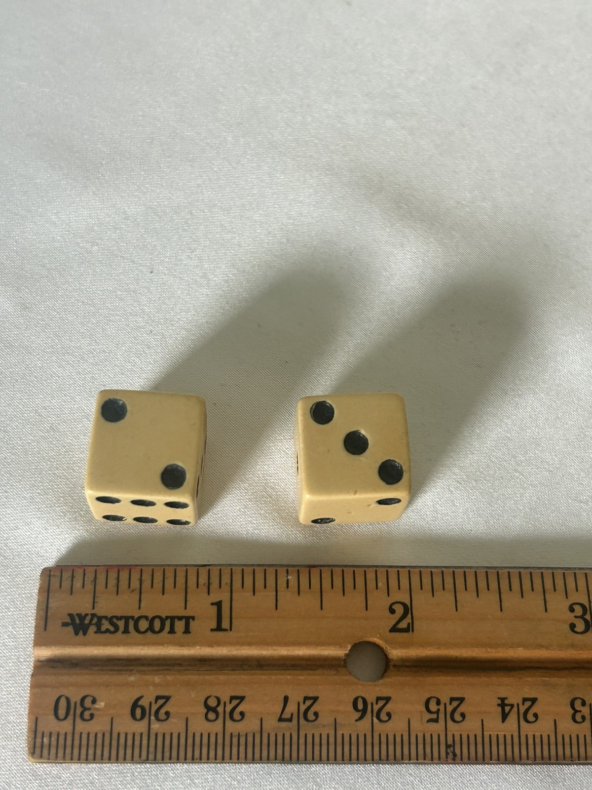 Vintage Cream Yellow Dice Pair 5/8” Black Pips Celluloid Bakelite? Game Dice