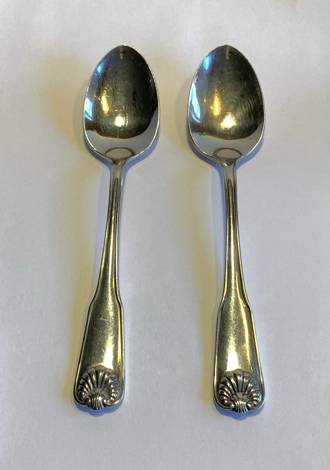 Set of 2 Oneida Deluxe TUDOR Shell Teaspoons Glossy Stainless Flatware