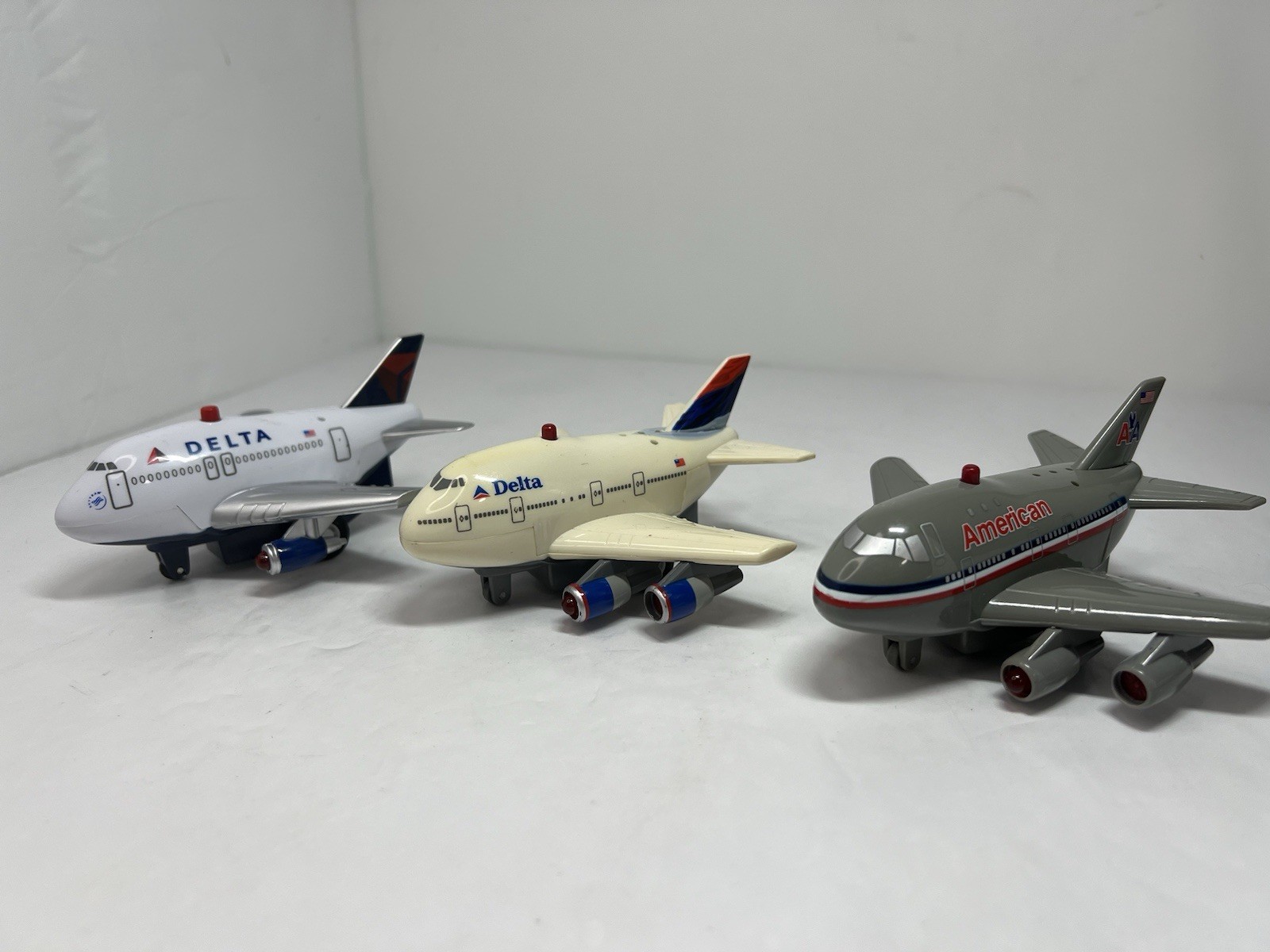 Lot of 3 Vintage Daron Toytech Pullback Airplane Toys Delta American Light Sound