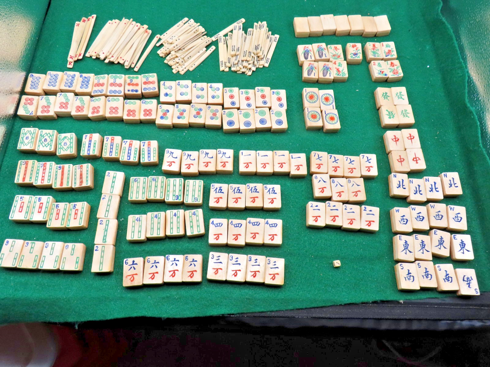 ANTIQUE CHINESE BONE DOVETAILED INTO BAMBOO MAHJONG SET W/ SCORING STICKS 1 DICE