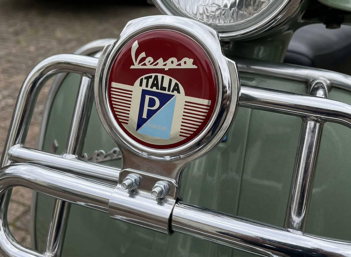 Scooter Bar Badge - Vespa Italia Logo - FREE BRACKET & FIXINGS