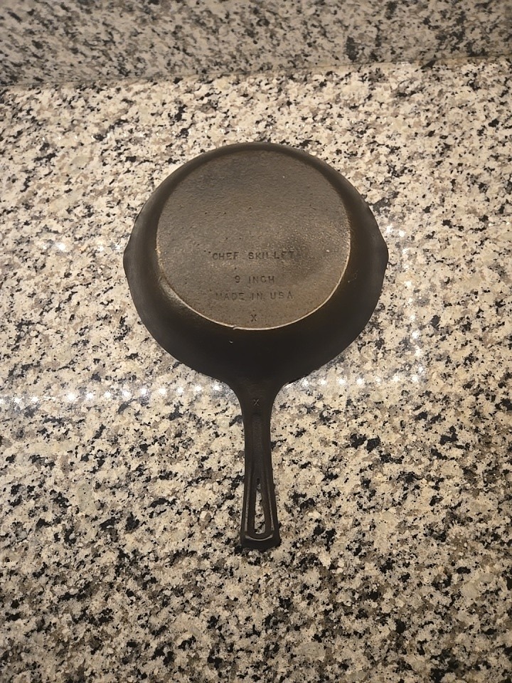 Wagner Unmarked 9 inch Chefs Skillet  Made in USA with Thumb Rest