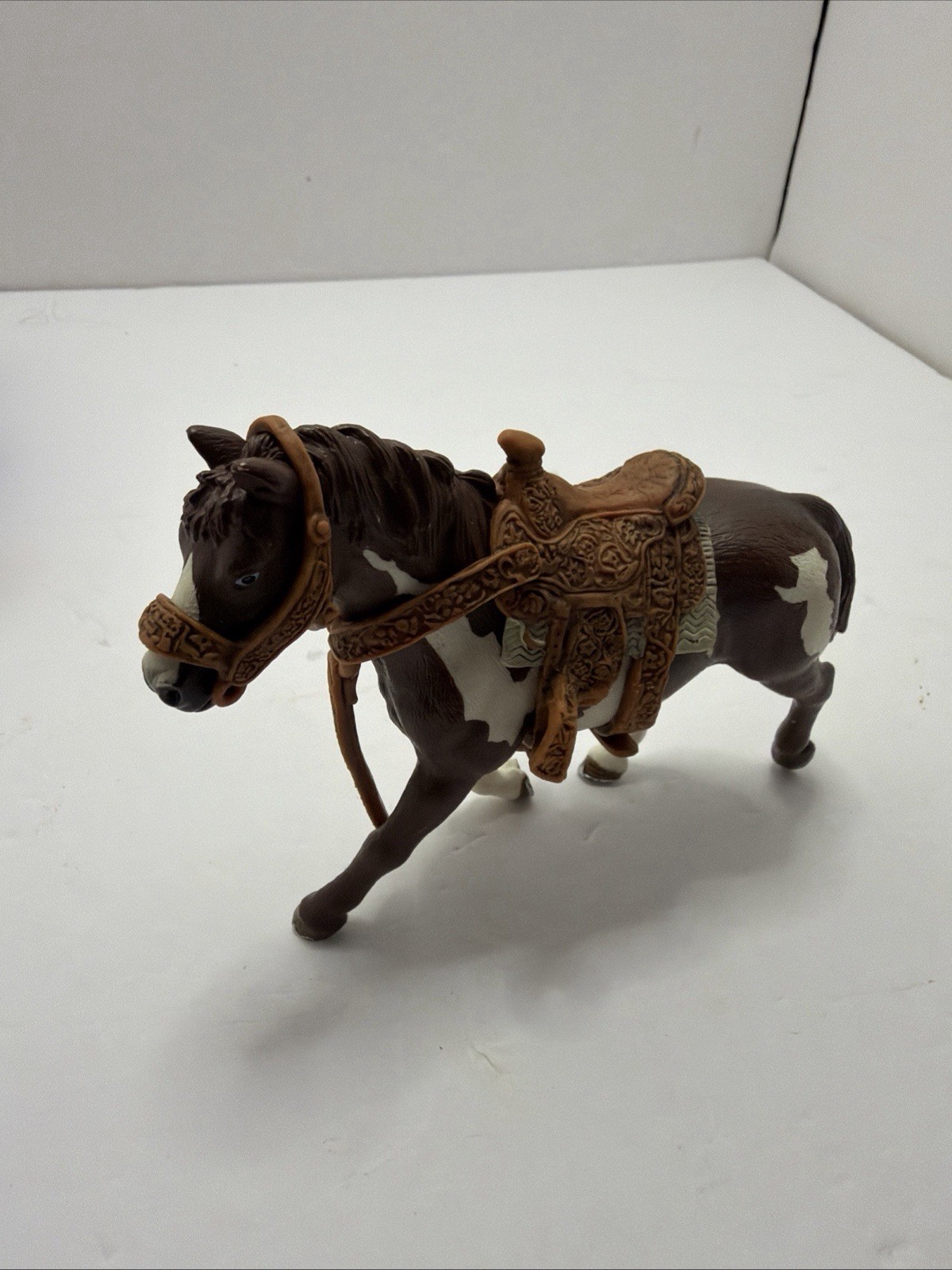 Schleich Western Saddle BREAST STRAP COLLAR and PINTO HORSE