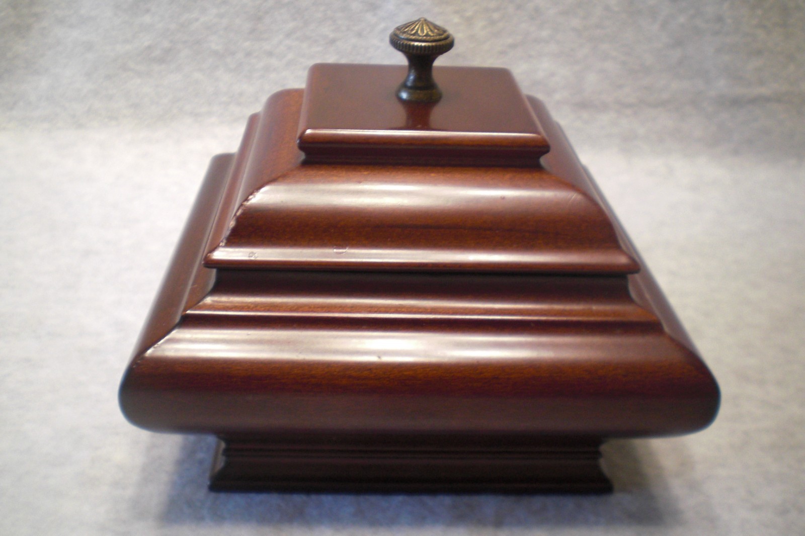 Bombay Company Wood Jewelry Ring Box Lined in Green Velvet – Plays Music