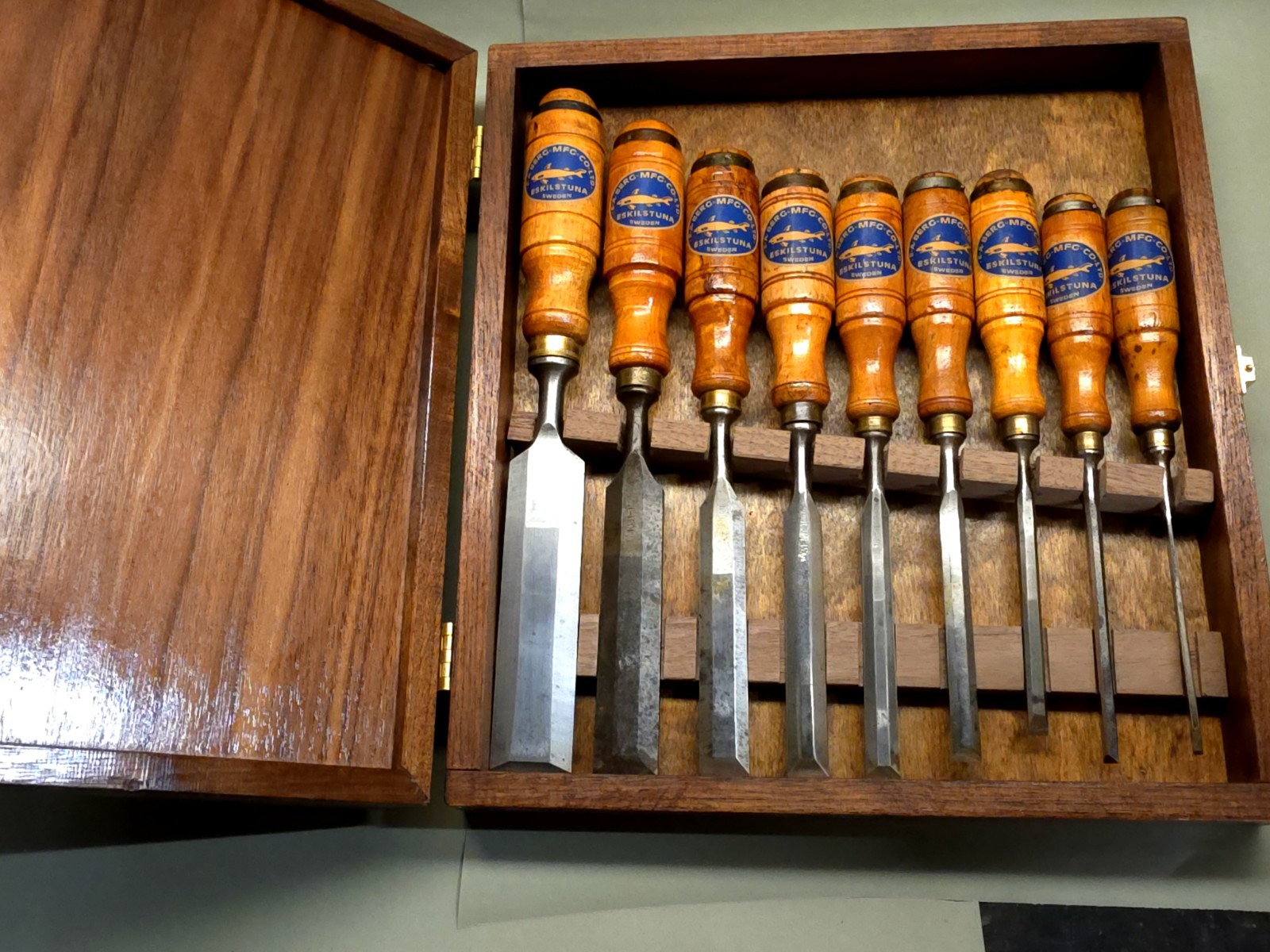 Stunning Set Of 9 Ea Berg Eskilstuna Chisels In custom Made Box Extra Fine 