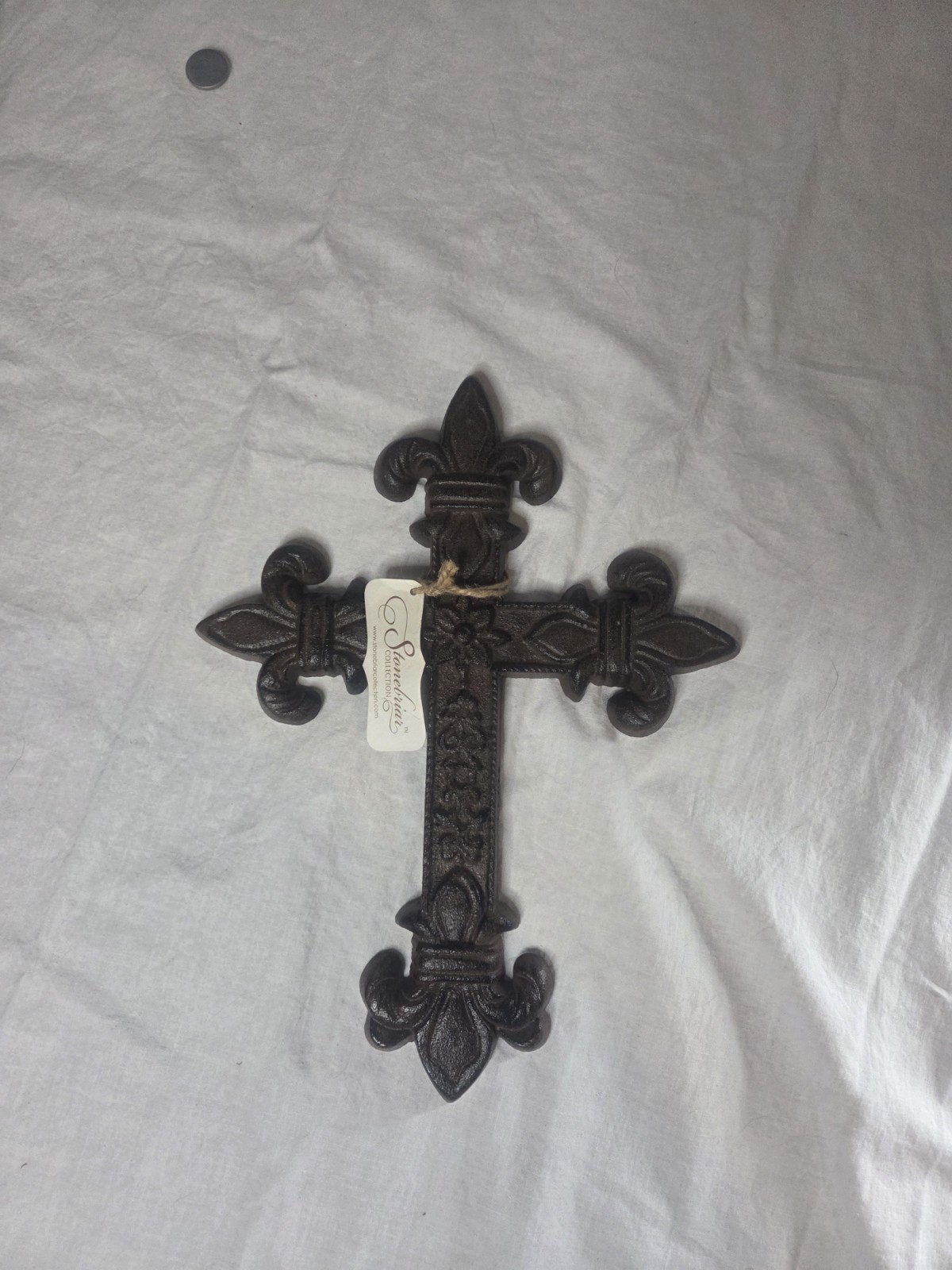 NEW STONEBRIAR COLLECITON METAL FLEUR DE LIS CROSS. Antique brown patina finish.
