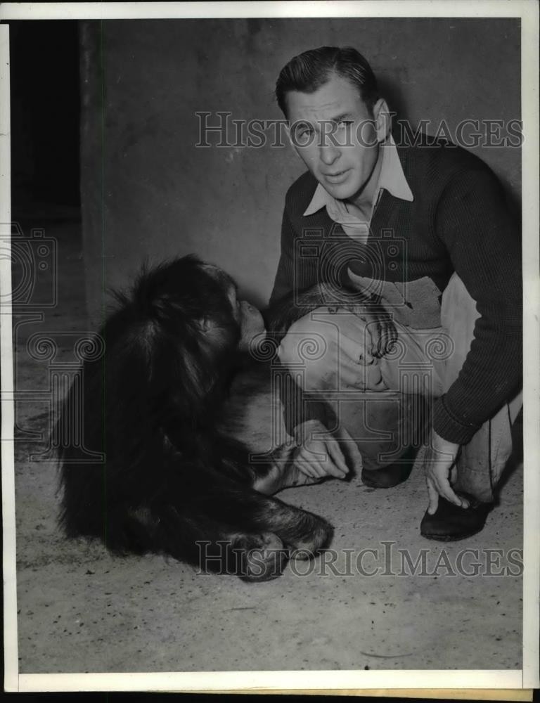 1940 Press Photo Howard T. Lee & his Buddy, Orang-utan