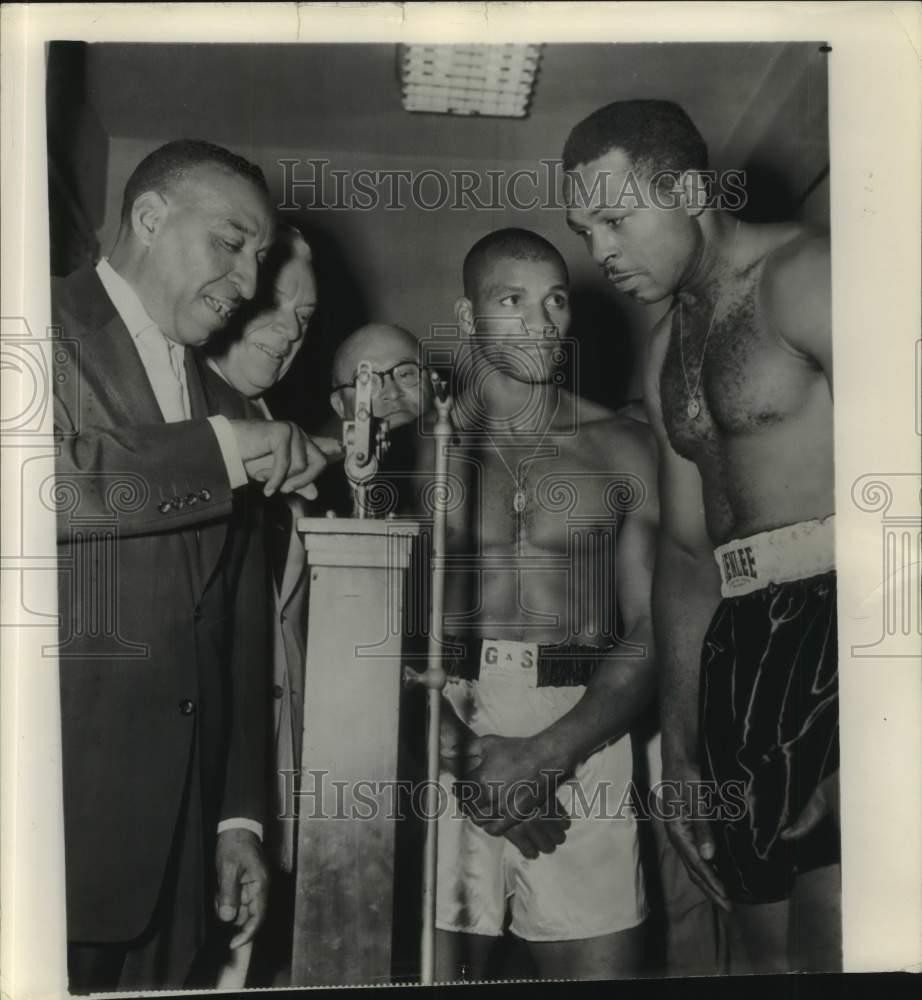 1954 Press Photo Archie Moore Weighs In 2 lbs Light No Fight With Harold Johnson