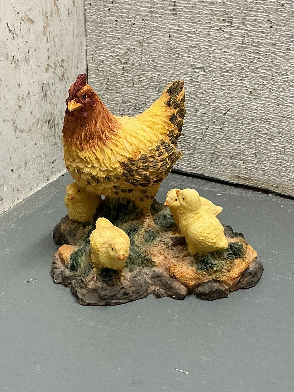 VTG ResinUrban/Farmhouse Chicken chicks Feeding Figurine 3\