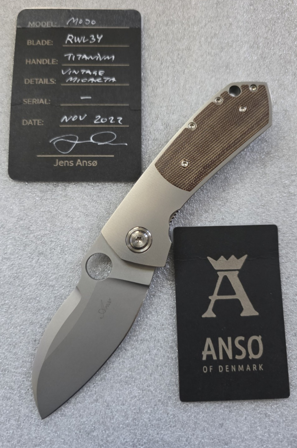 Jens Anso Knives Custom Mojo, Vintage Micarta, Micro-Diamond Ti, Spyderco Hole Jens Anso Knives Custom Mojo, Vintage Micarta, Micro-Diamond Ti, Spyderco Hole