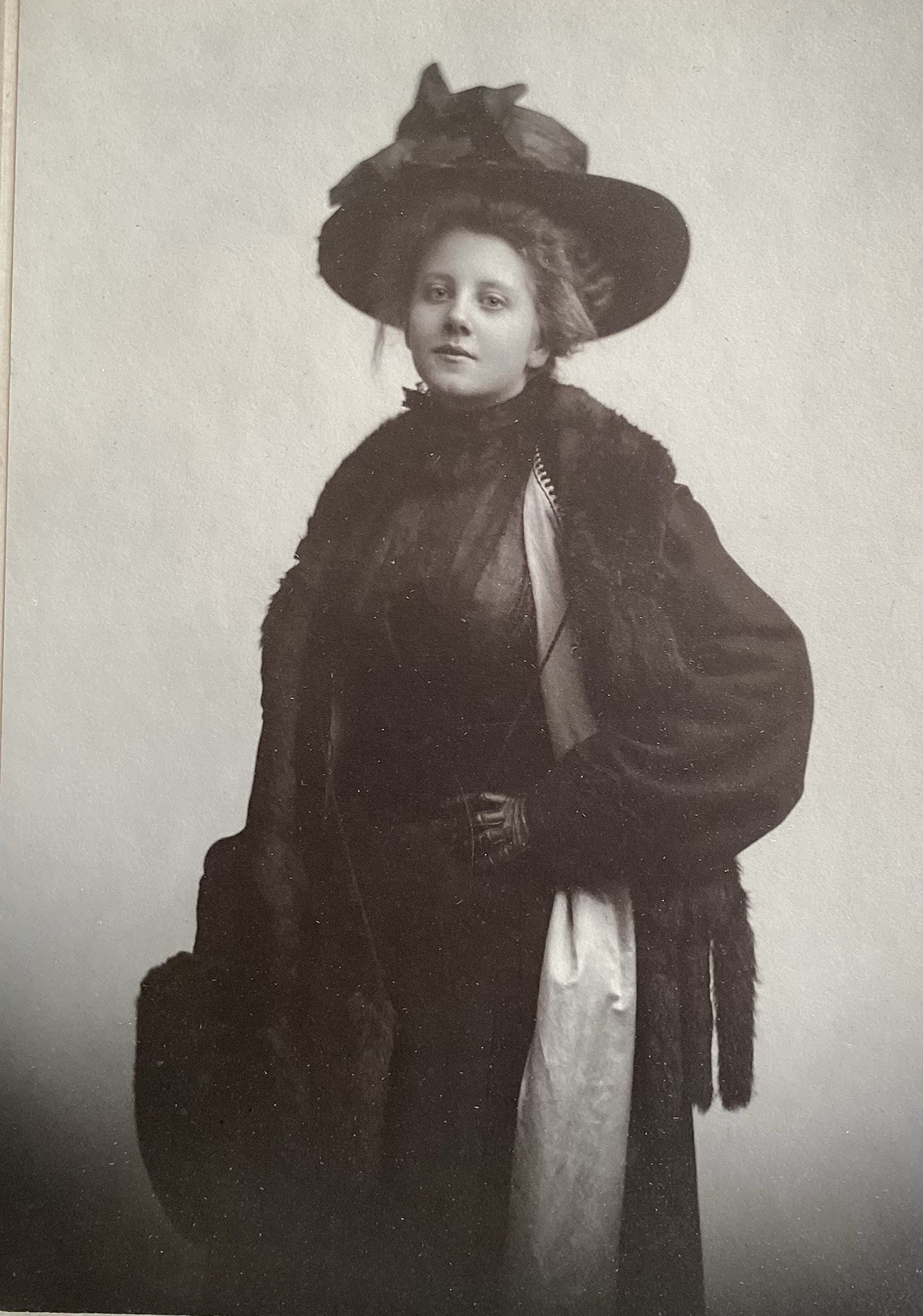 1900’s CABINET CARD PHOTO Young Pretty Edwardian Lady Elegant Fancy Hat Antique