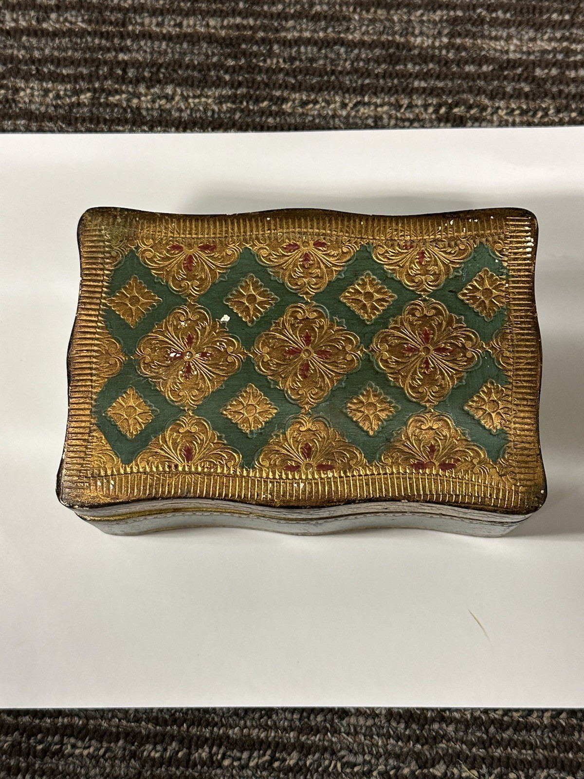 ANTIQUE NOBLE GILDED WOODEN TRINKET BOX CARVED CRESTS GREEN GOLD MADE IN ITALY