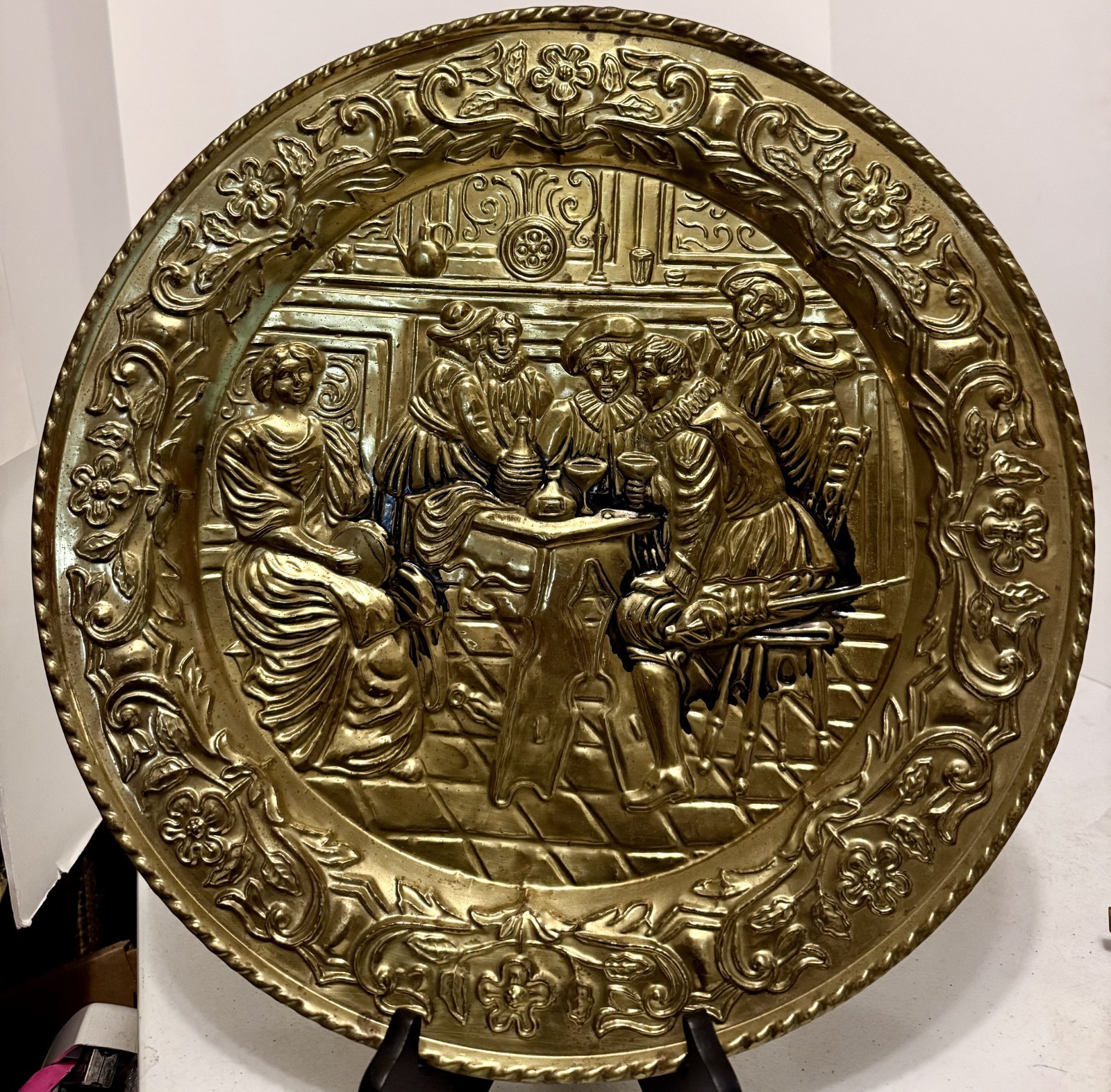 Vtg Peerage England Wall Hang Embossed Brass Round Plate Plaque Tavern Pub 16.5\ Vtg Peerage England Wall Hang Embossed Brass Round Plate Plaque Tavern Pub 16.5\