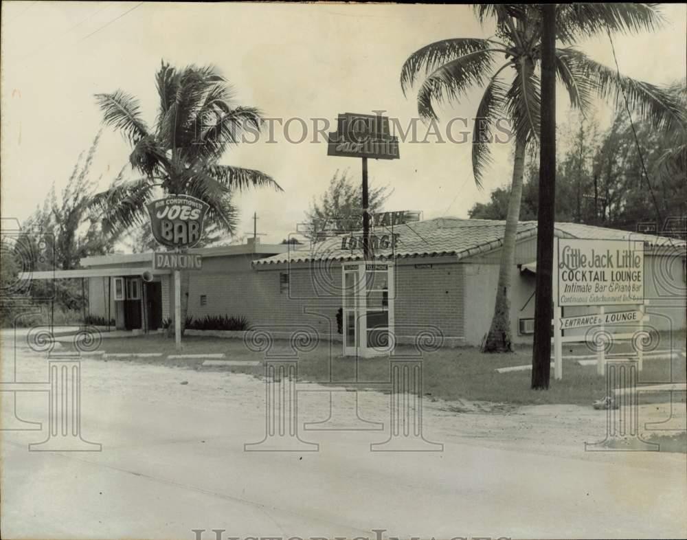 1957 Press Photo Exterior view of Joe's Bar at 17490 Biscayne Boulevard, Florida