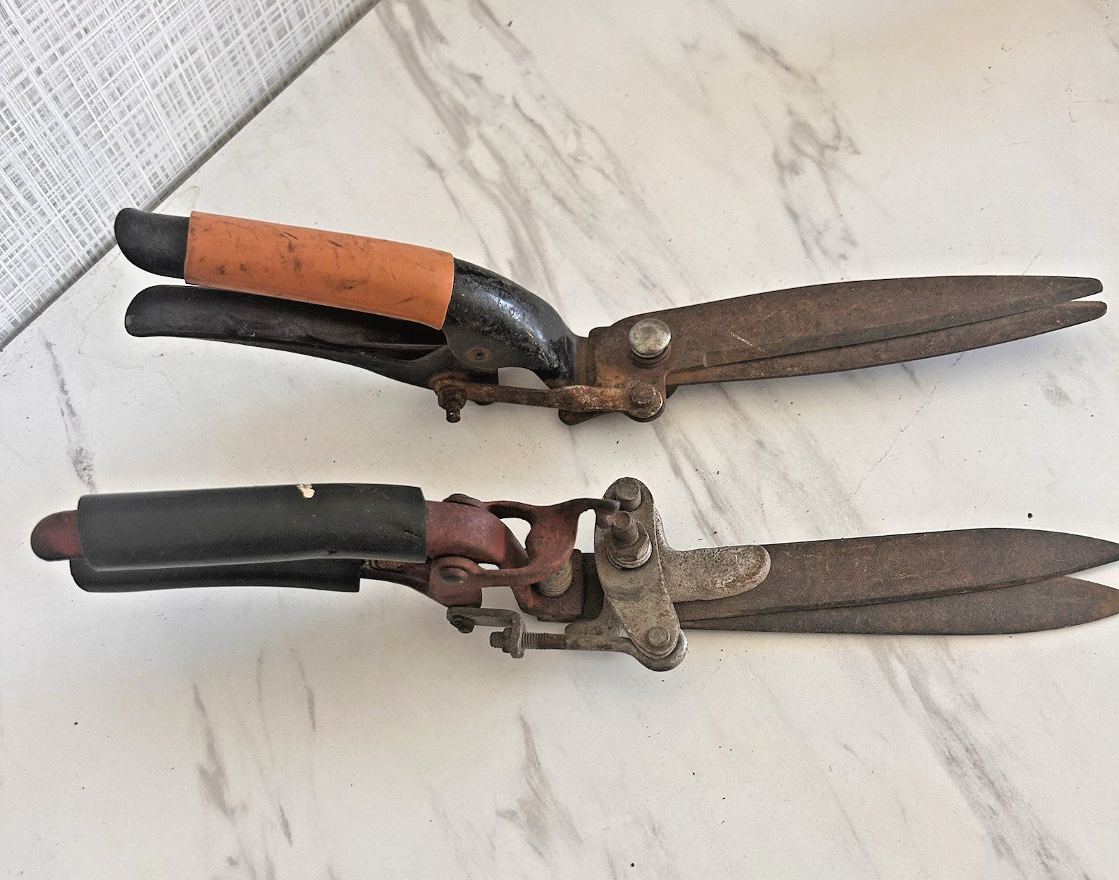 Vintage Metal Handheld Grass Shears Edger Trimmers Bundle of 2 Unmarked BxSS