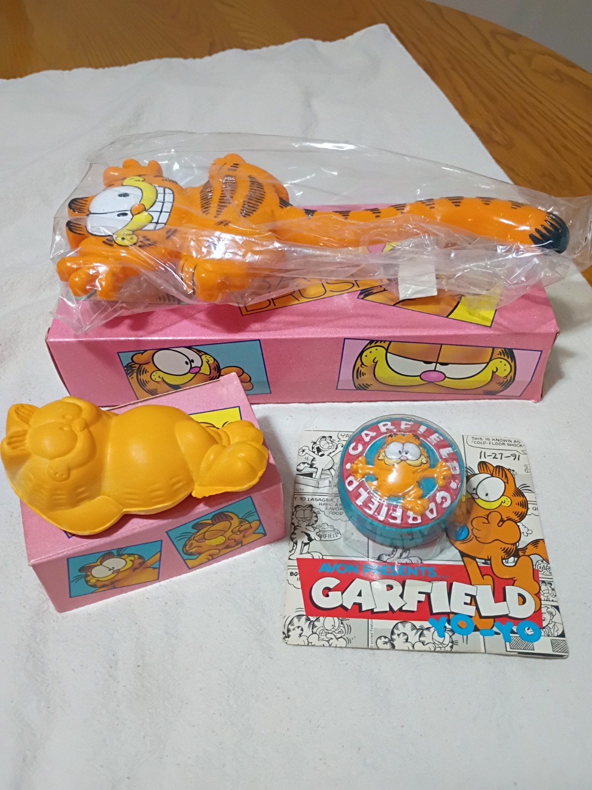 Lot Of Garfield Collectibles Yo-Yo, Brush, Soap B46