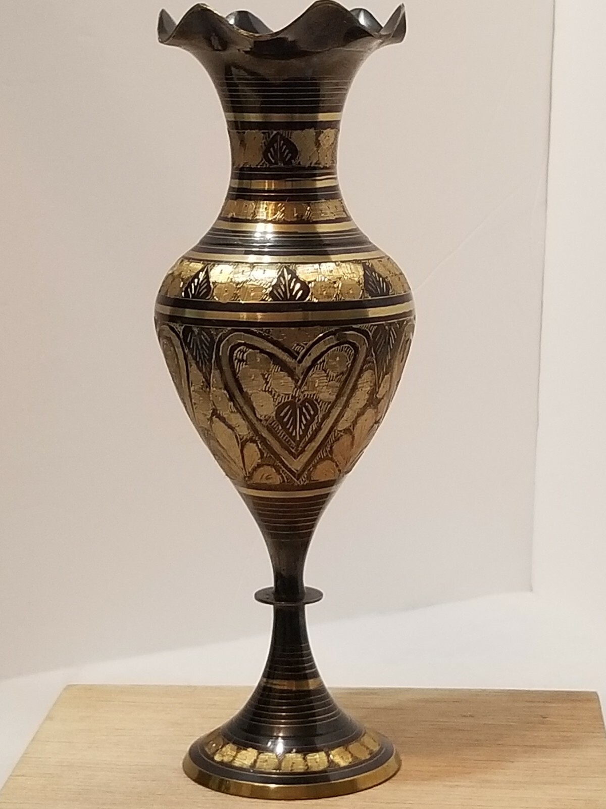 STUNNING VINTAGE EGYPTIAN ANTIQUE BRONZE STEMMED VASE 11.5 INCH GOLD ETCHING