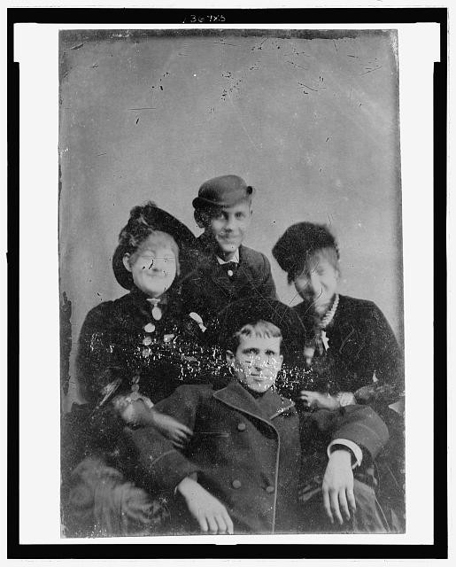 Photo:1890s Group Portrait 2 Men 2 Women Family Studio Photograph