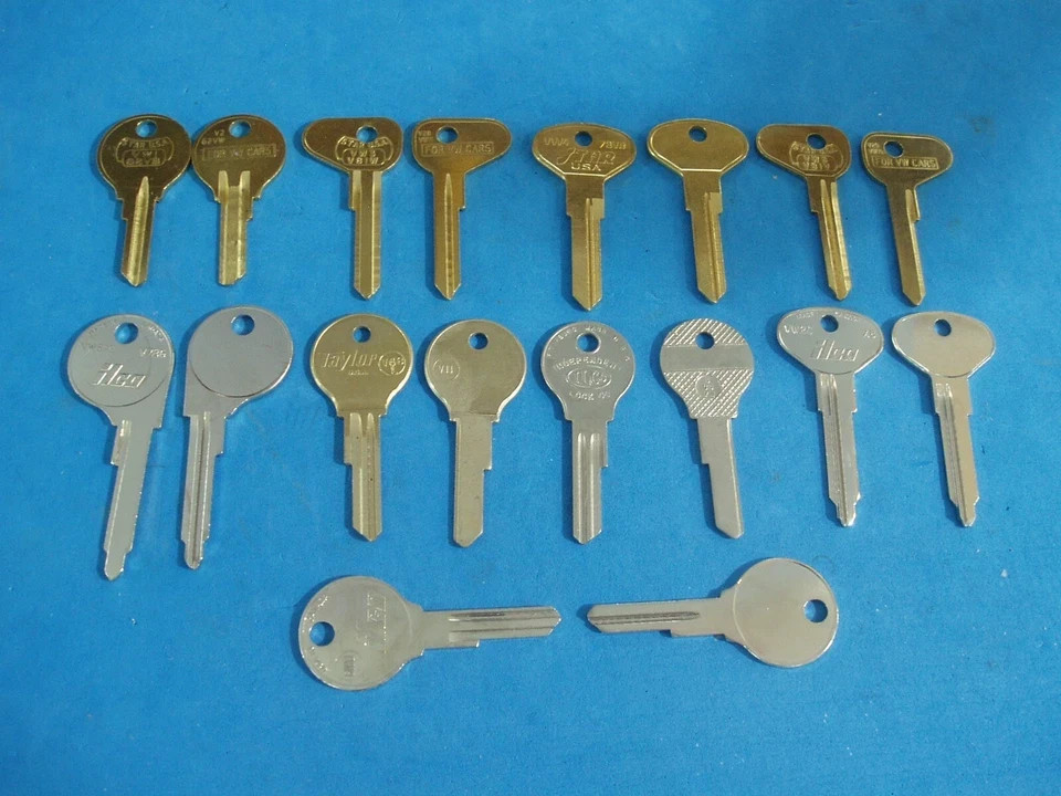LOT OF EIGHTEEN PIECE CLASSIC VOLKSWAGEN VW KEY BLANKS LOCKSMITH VINTAGE AUTO