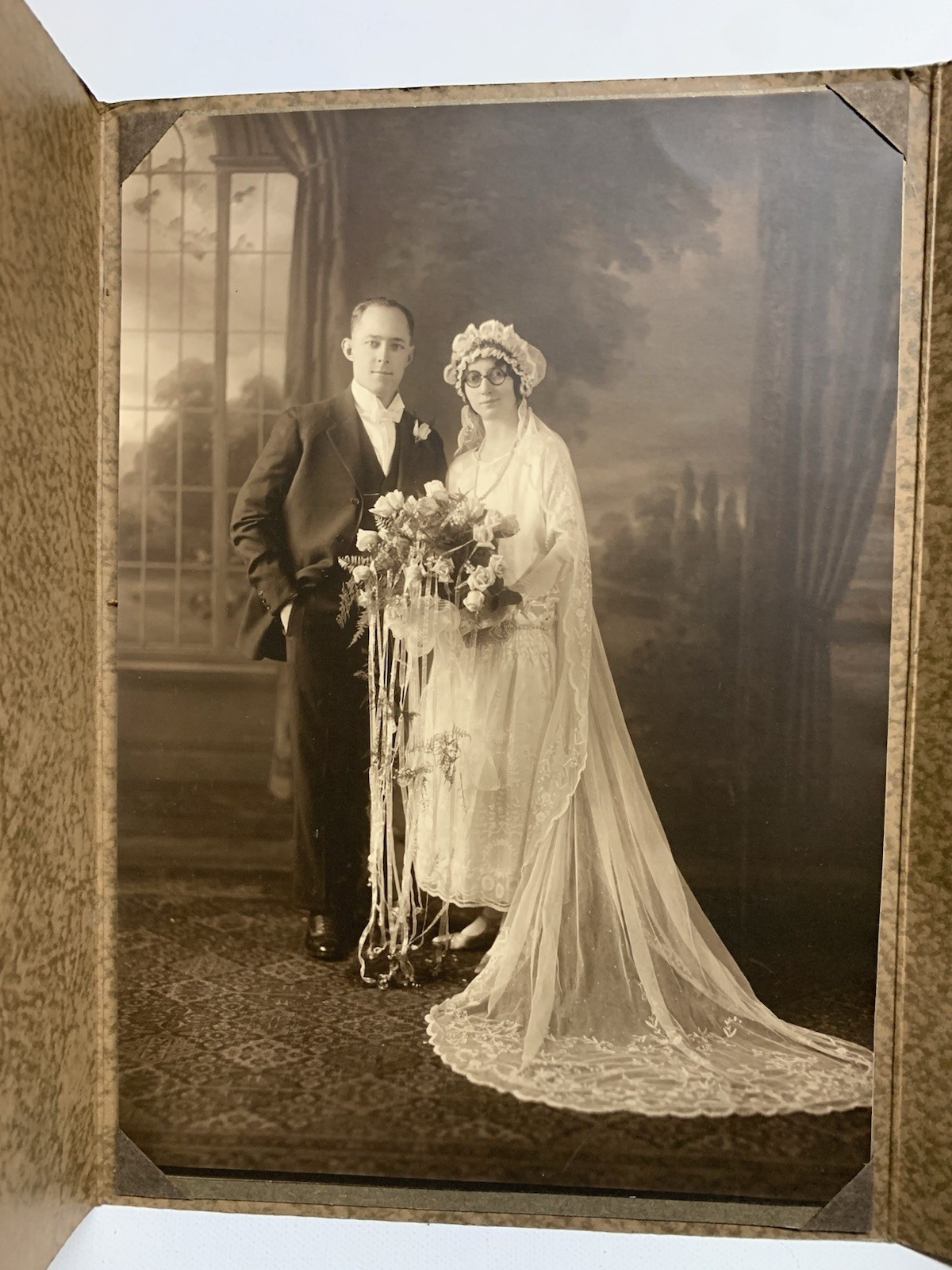 Beautiful Vintage Couple Marriage Portrait 1910-1920s In Booklet