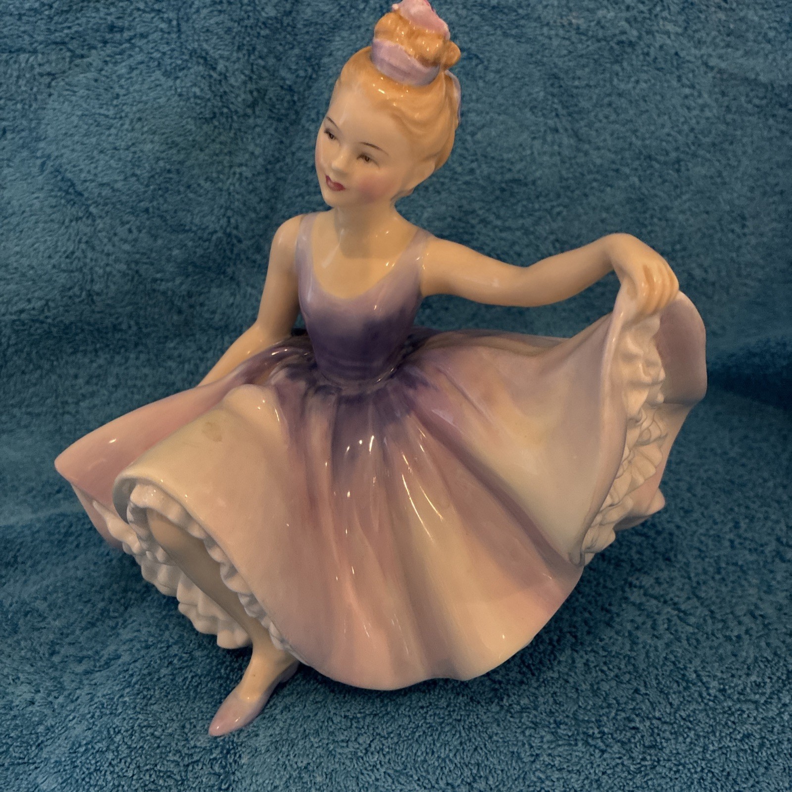 ROYAL DOULTON FIGURINE DANCING YEARS HN 2235 ROYAL DOULTON FIGURINE DANCING YEARS HN 2235