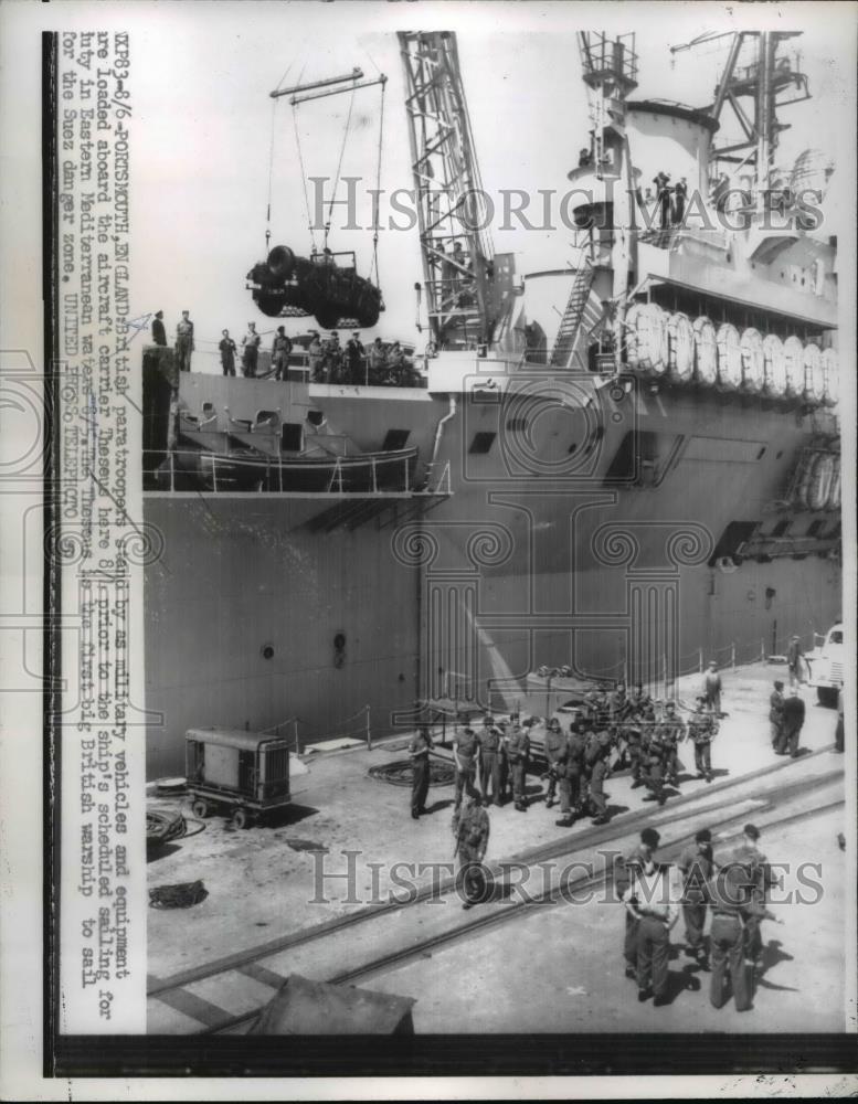 1956 Press Photo Portsmouth England paratroopers load to HMS Theseus for Med