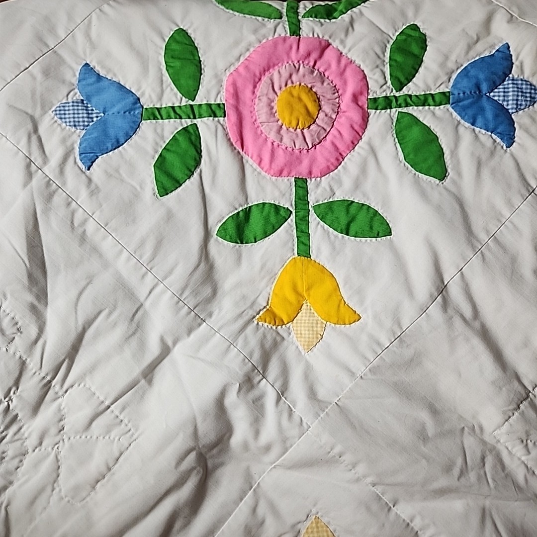 Vtg Hand Sewn Handmade Cotton Quilt Appliqued Pastel Flowers on White 80\