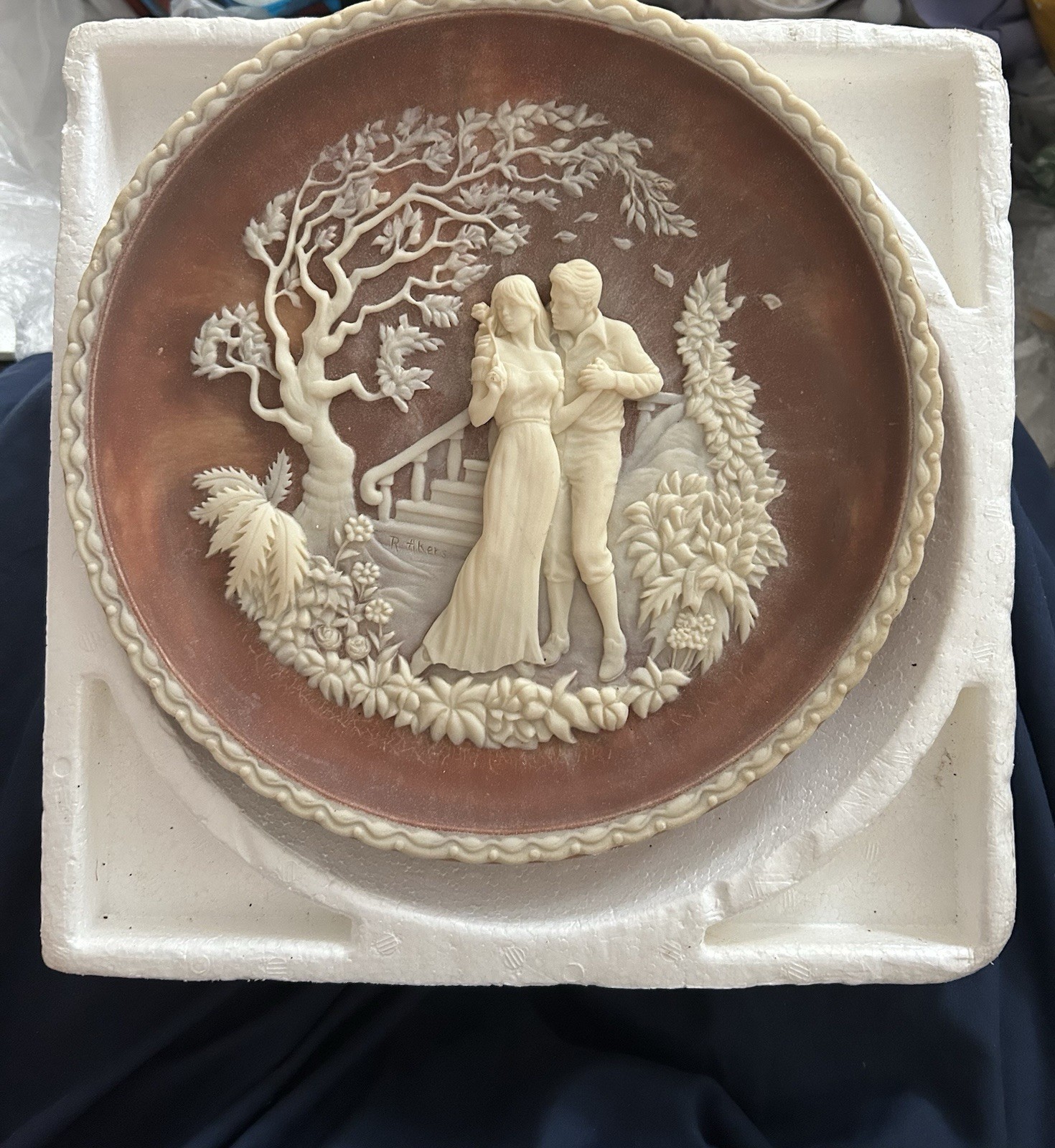 Roger Akers The Kiss Plate 10” Incolay Studio # O3536 SU Decorative LE w Box