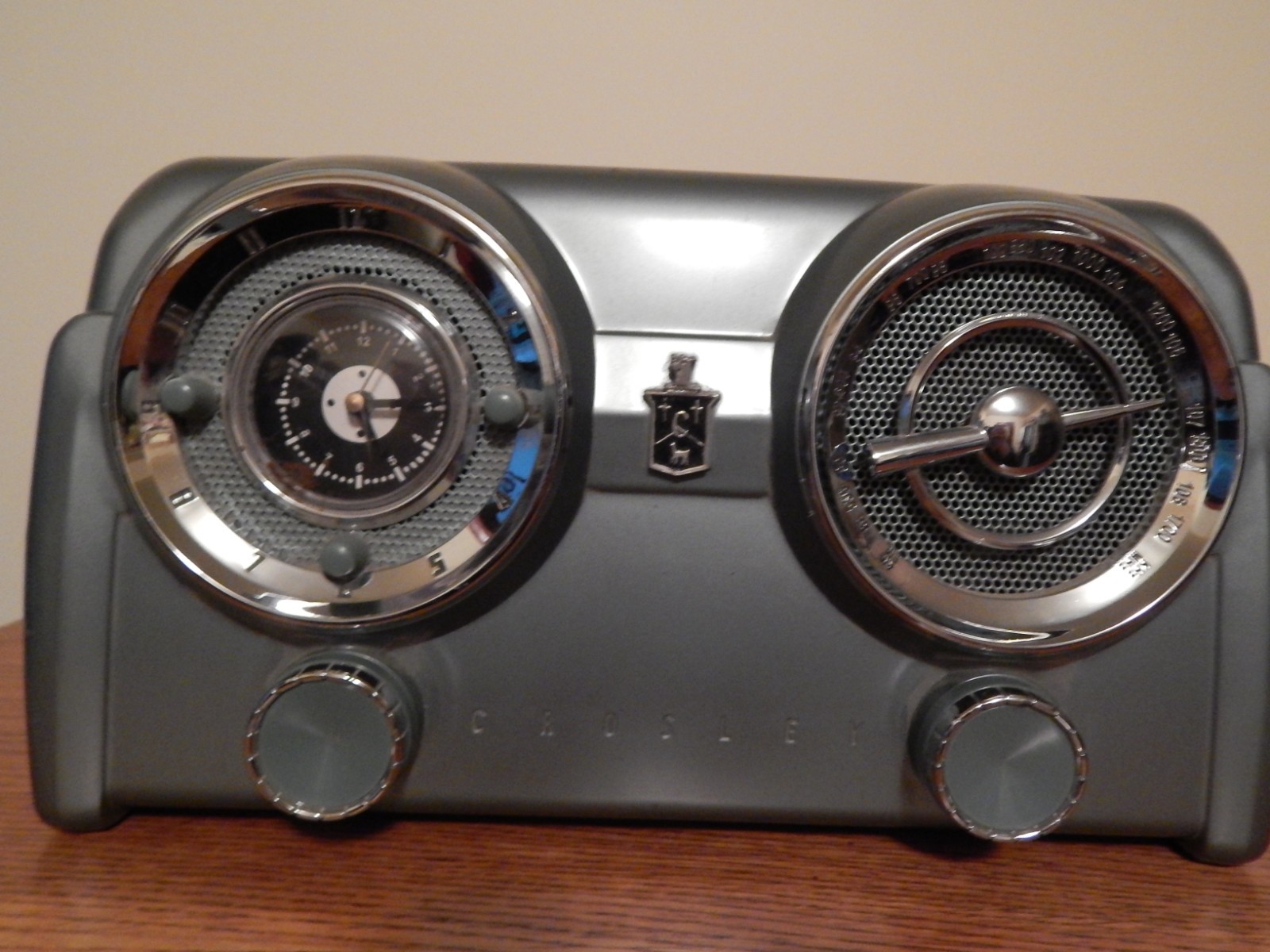 Crosley Collector s Edition Clock AM/FM Radio w/ cassette-Model CR52 - working