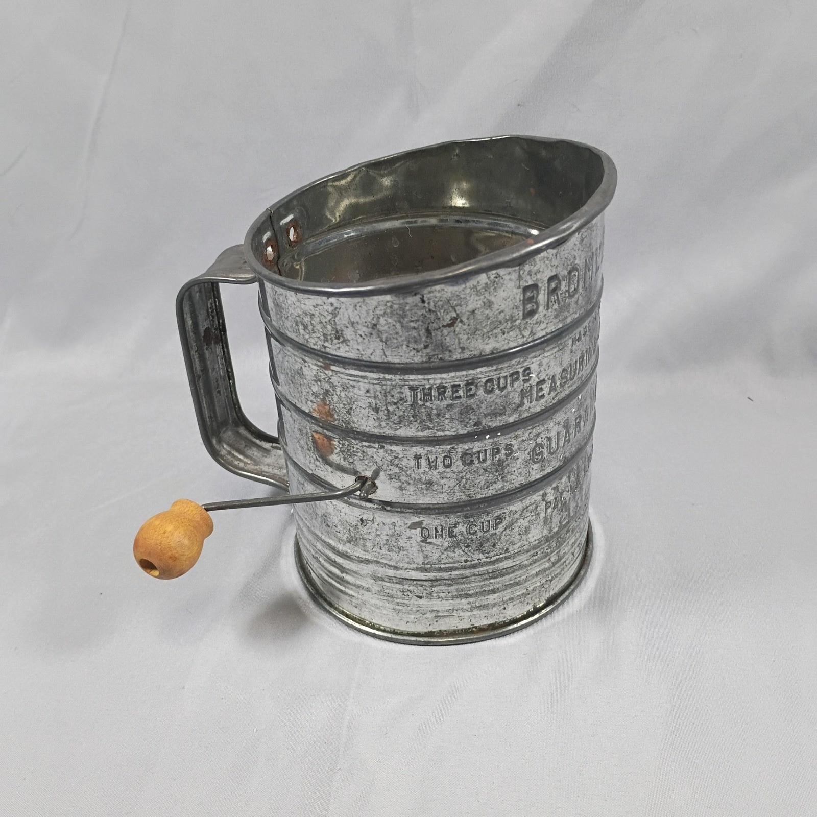 Vintage Bromwell\'s Measuring Sifter 3 Cup Galvanized Metal Wooden Handle USA