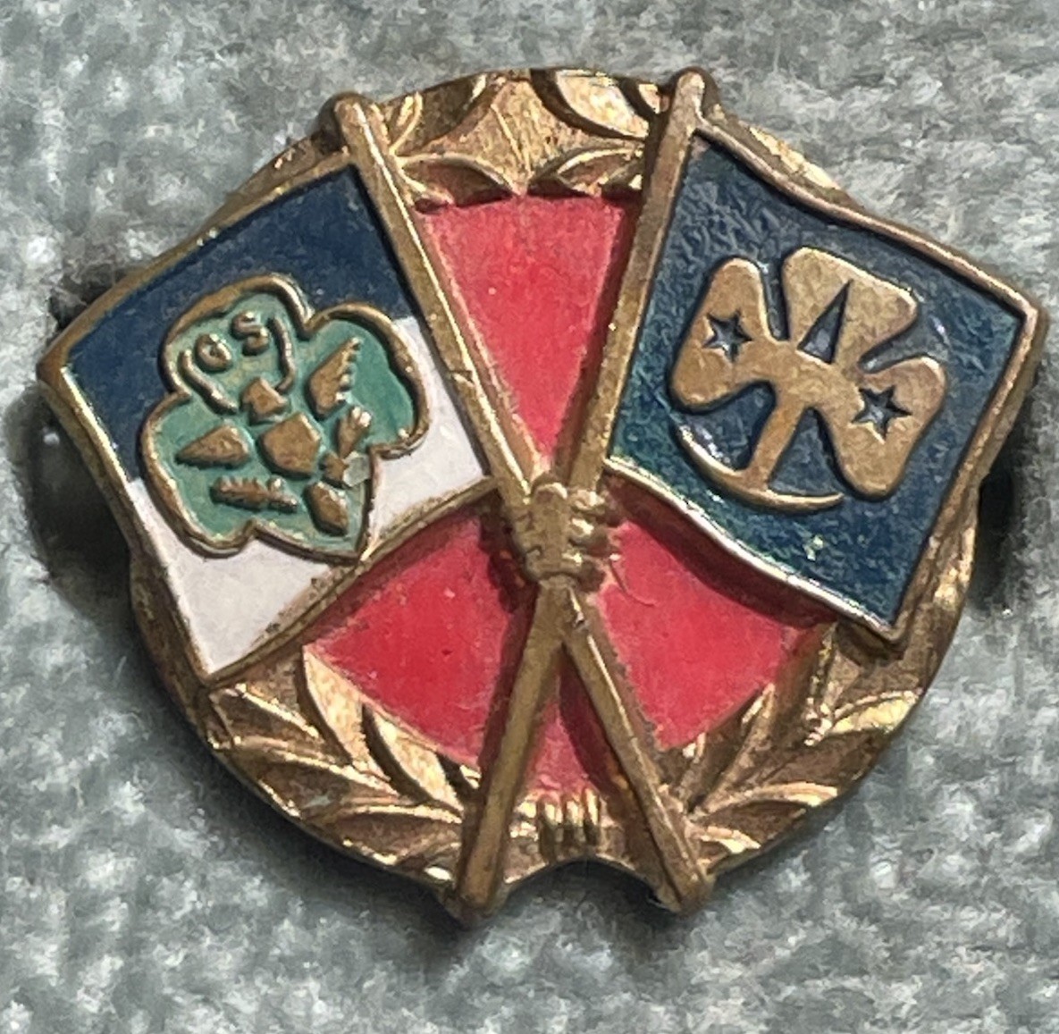 VINTAGE GIRL SCOUT 1956 FRIENDSHIP PIN GS1 VINTAGE GIRL SCOUT 1956 FRIENDSHIP PIN GS1