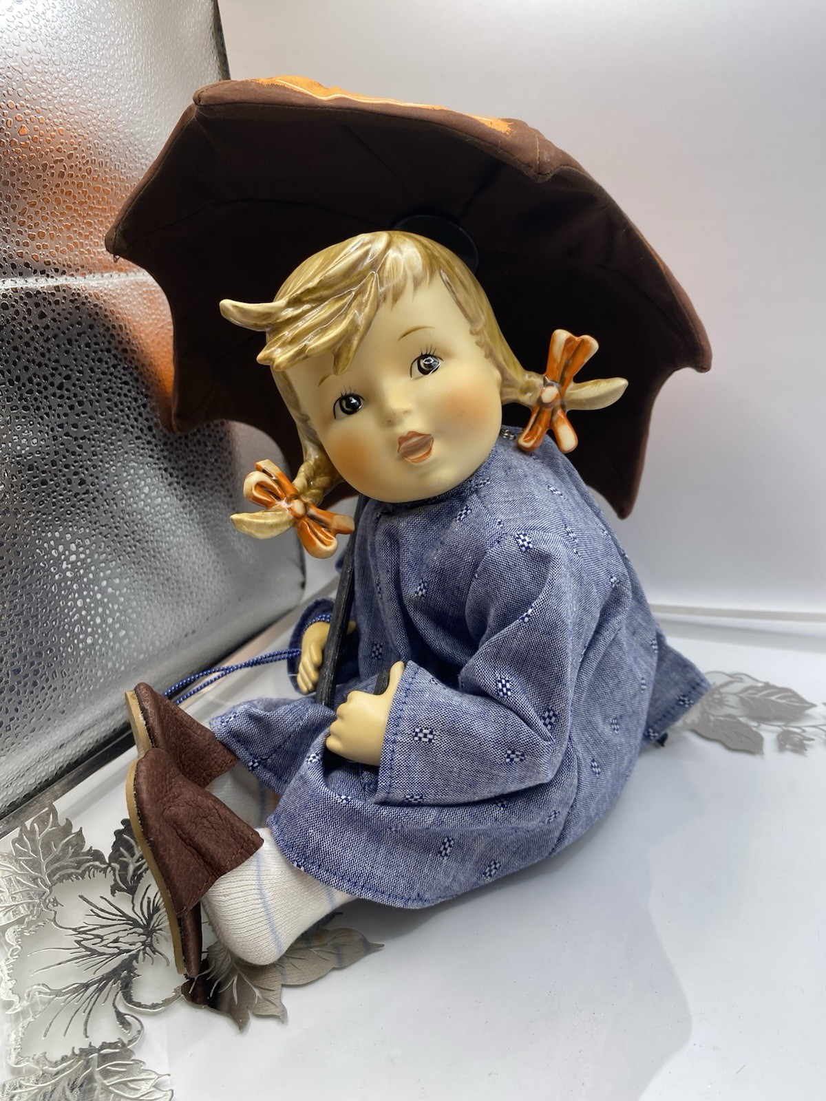 1987 GOEBEL MJ HUMMEL PORCELAIN CLOTH UMBRELLA GIRL DOLL IN ORIG BOX  GERMANY