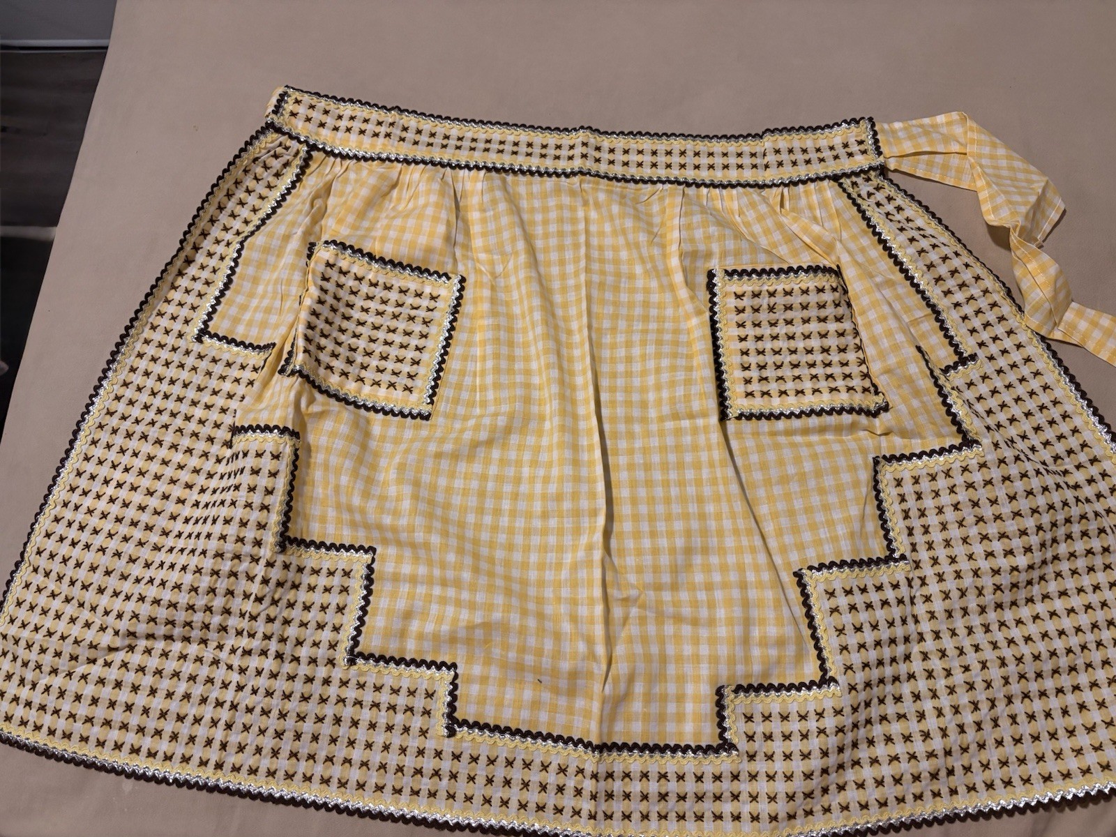 Vtg 50s Gingham Half Apron Chicken Scratch Embroidery Yellow White Handmade NOS 