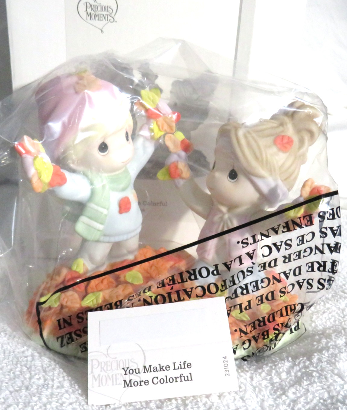 New-Precious Moments Couple Playing in Autumn Leaves Figurine Fall 231024