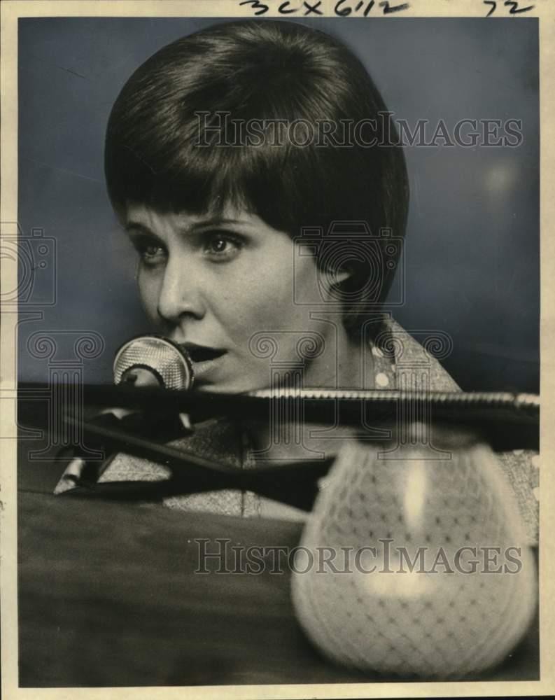 1975 Press Photo Singer Candy Riedl at Dan\'s International Lounge Piano