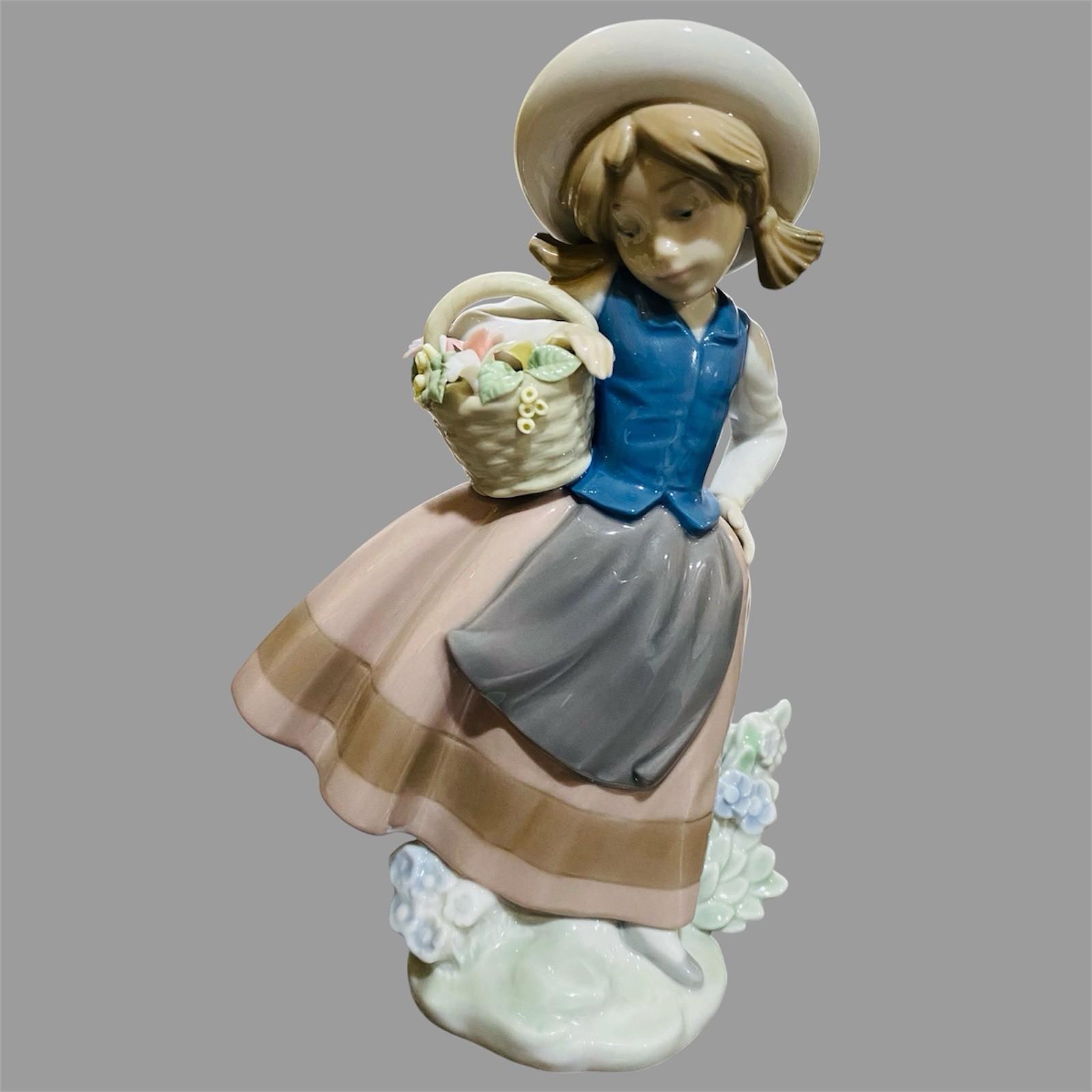 Lladro SWEET SCENT #5221 Girl w/ Flower Basket Glossy Porcelain Figurine 6.5”