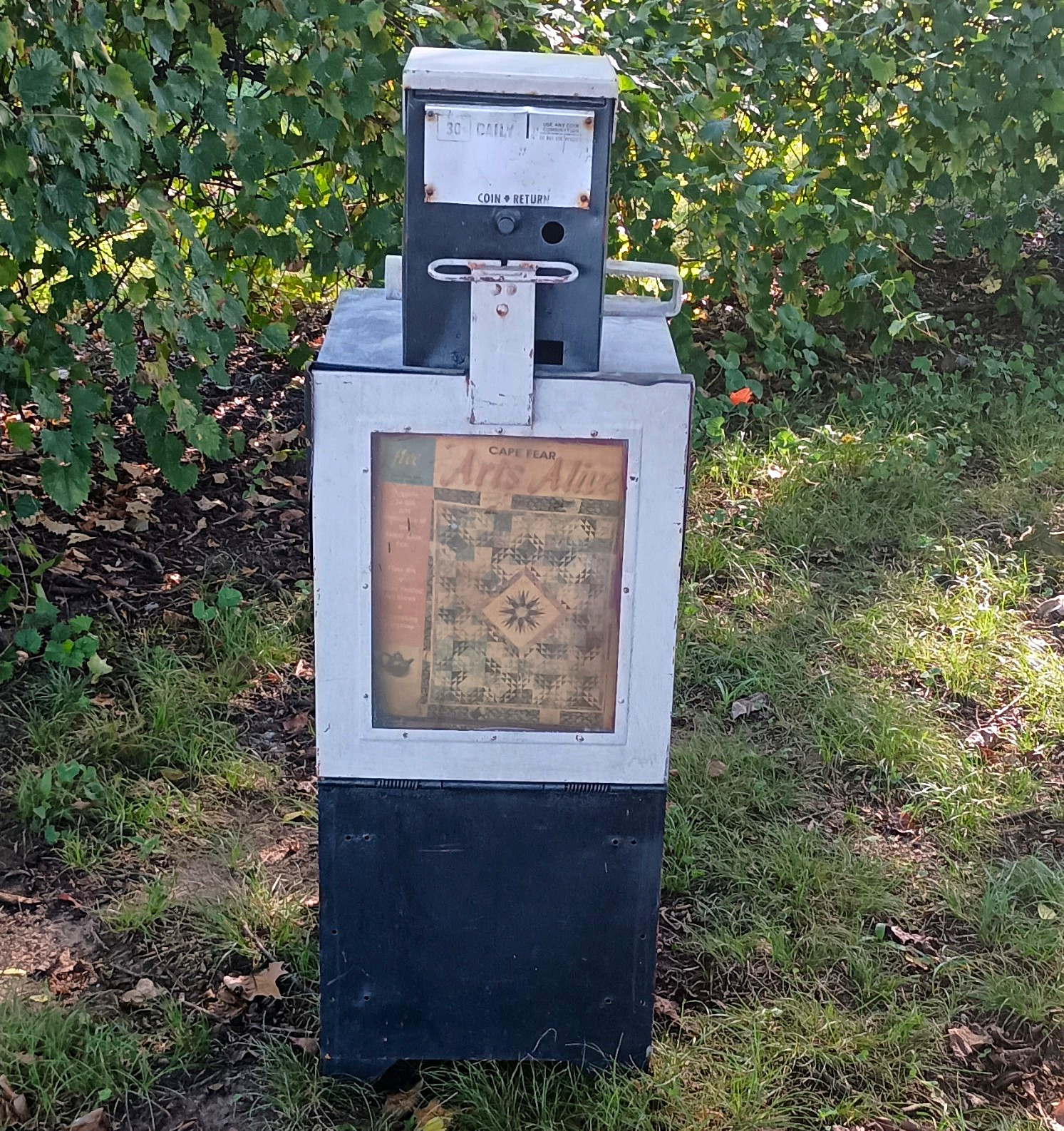 Vintage Cape Fear Art Alive Coin-Op Newspaper Vending Machine 30¢ w/ Stand